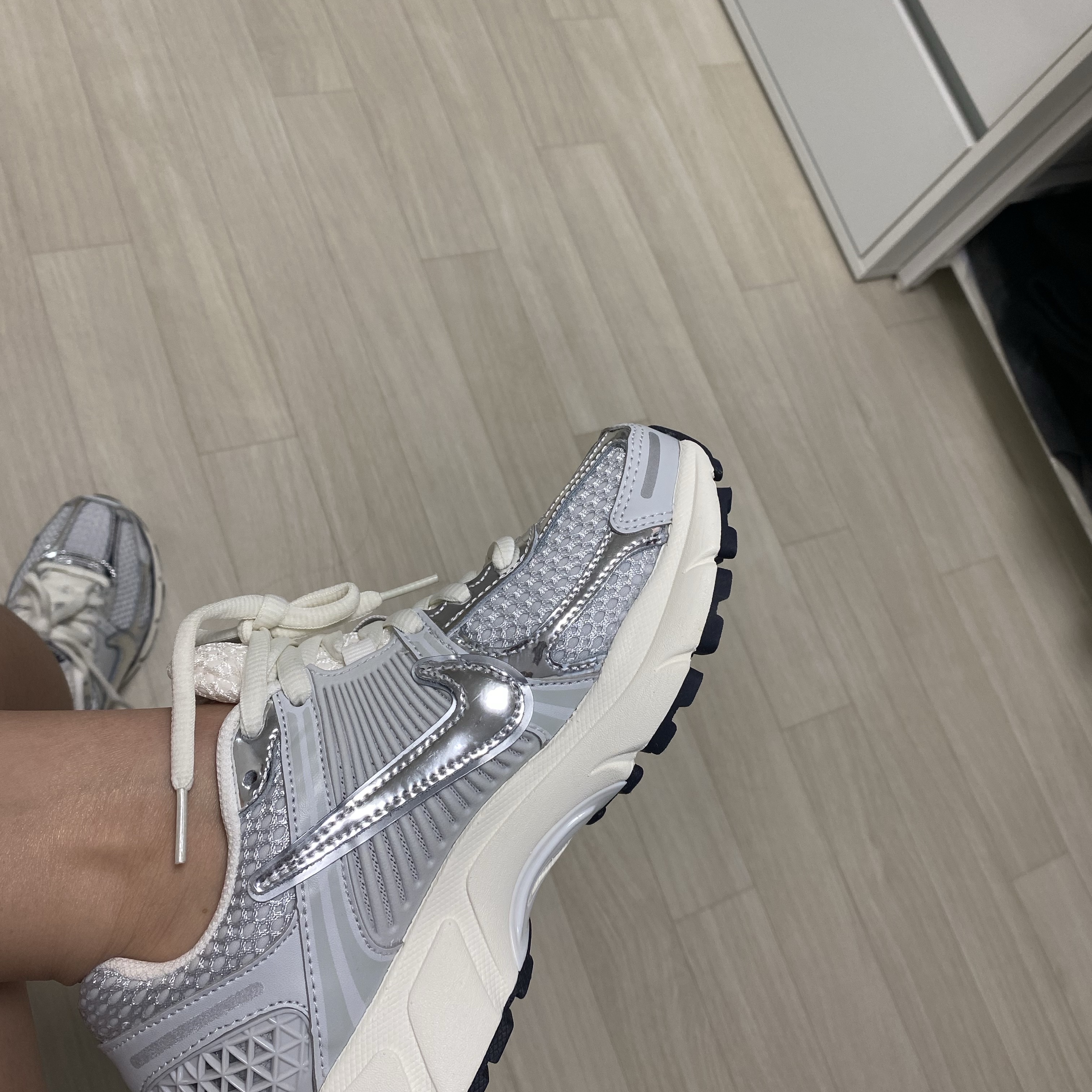 (W) Nike Zoom Vomero 5 Photon Dust and Metallic Silver 착용 스타일