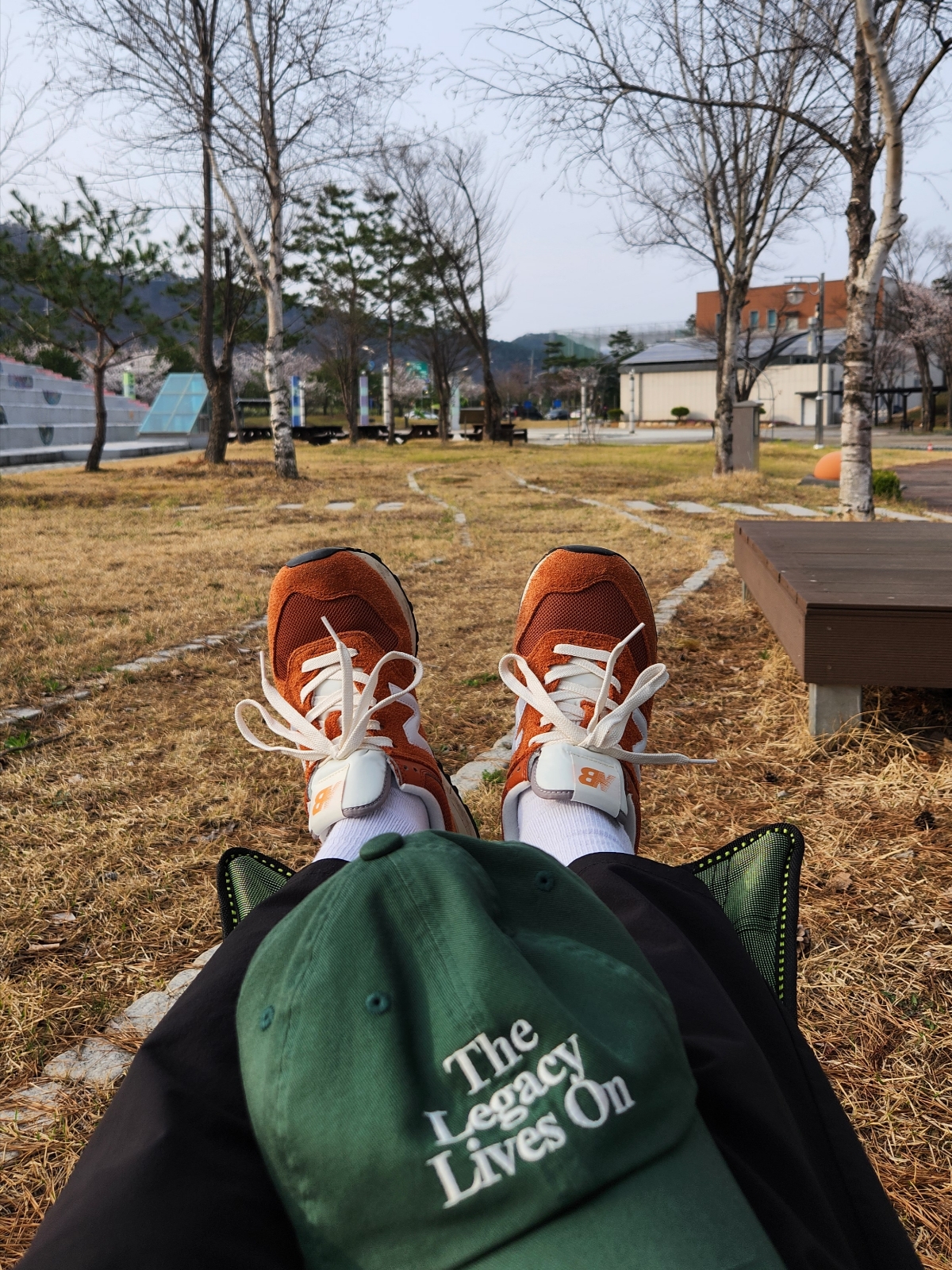 New Balance 574 Heritage Orange Burst White 착용 스타일 - 2