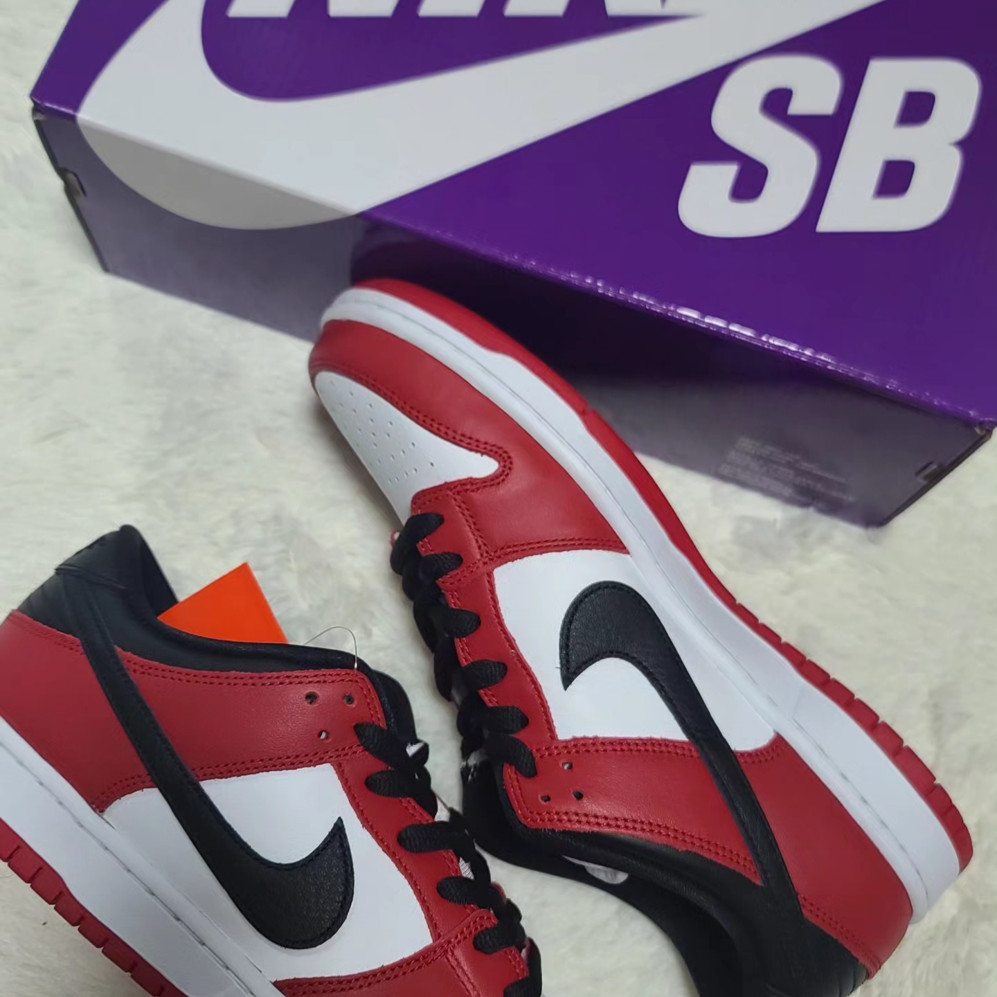Nike SB Dunk Low Pro Chicago 착용 스타일 - 1