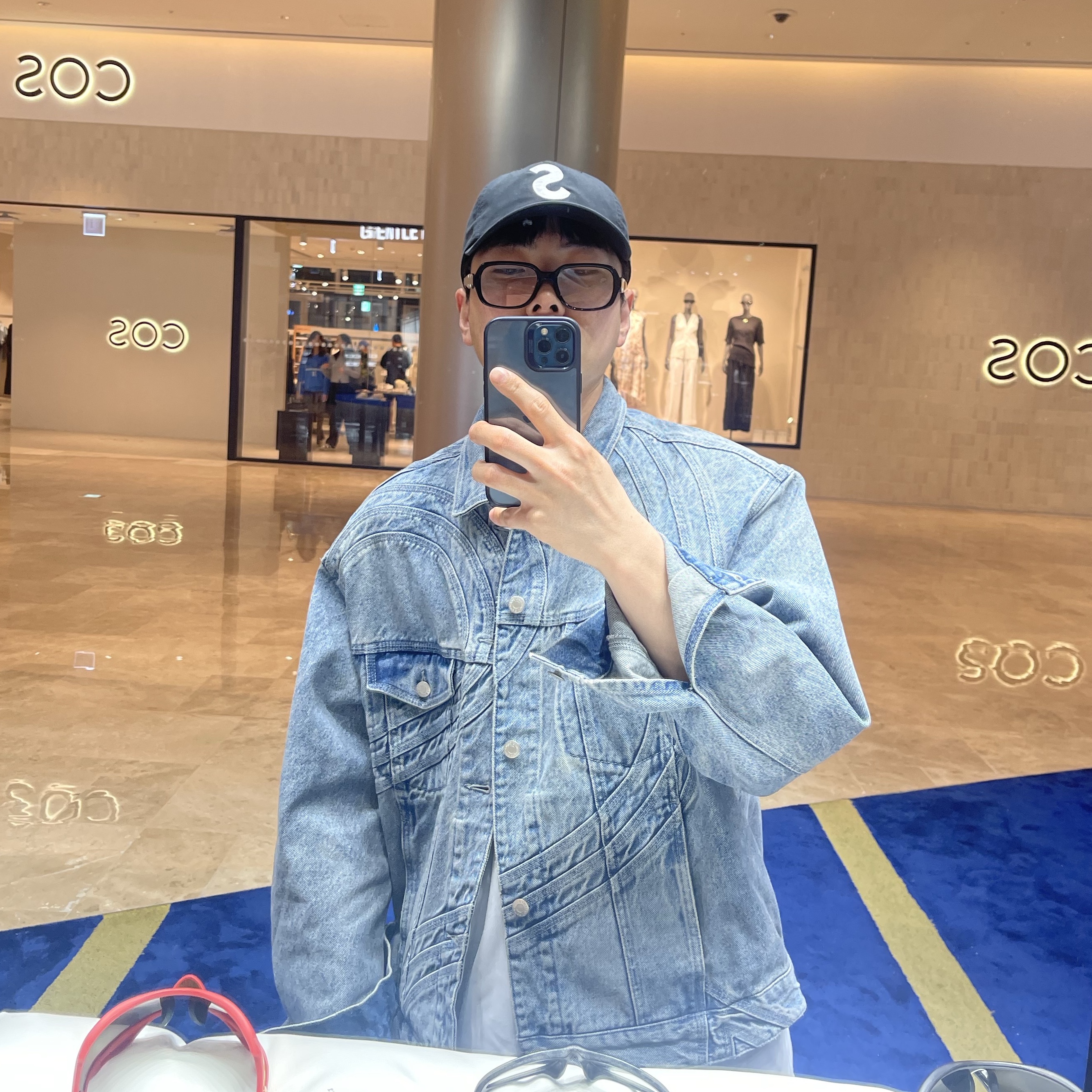 Supreme S Logo Denim Trucker Jacket Washed Blue - 24SS, Supreme Ventile S Logo 6-Panel Black - 21FW 착용 스타일