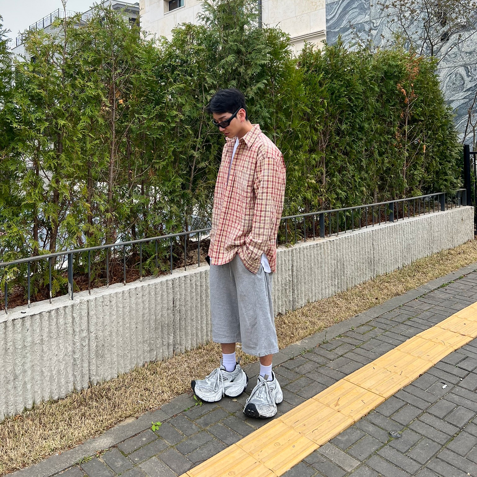 Balenciaga 10XL Sneakers White Black Grey 착용 스타일 - 4