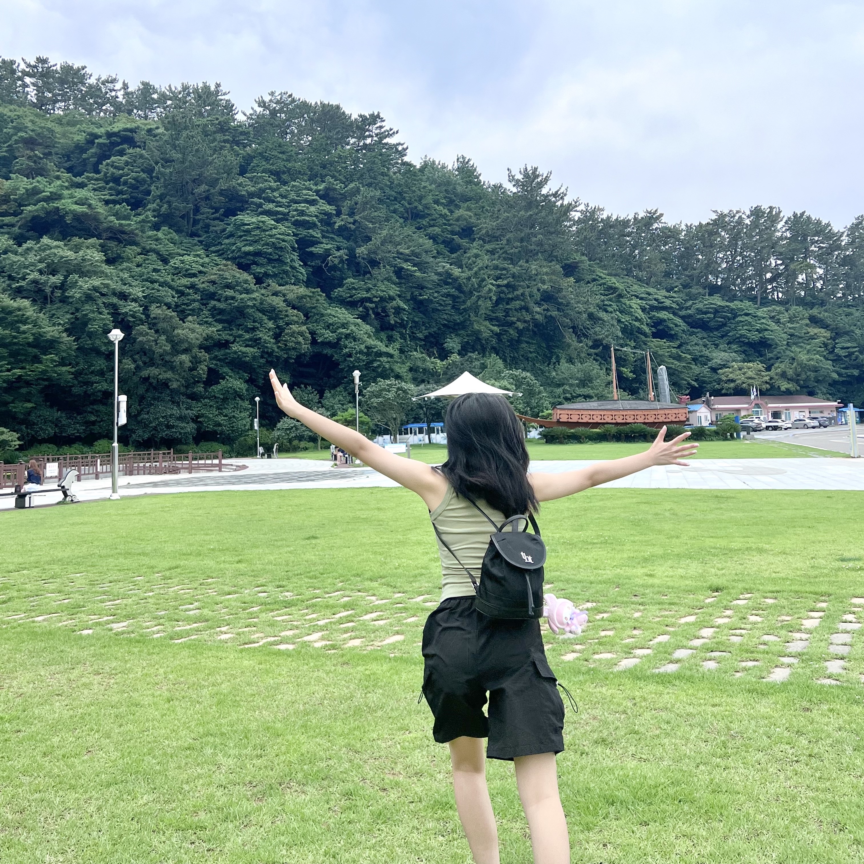 Threetimes Acorn Backpack Black 착용 스타일 - 7
