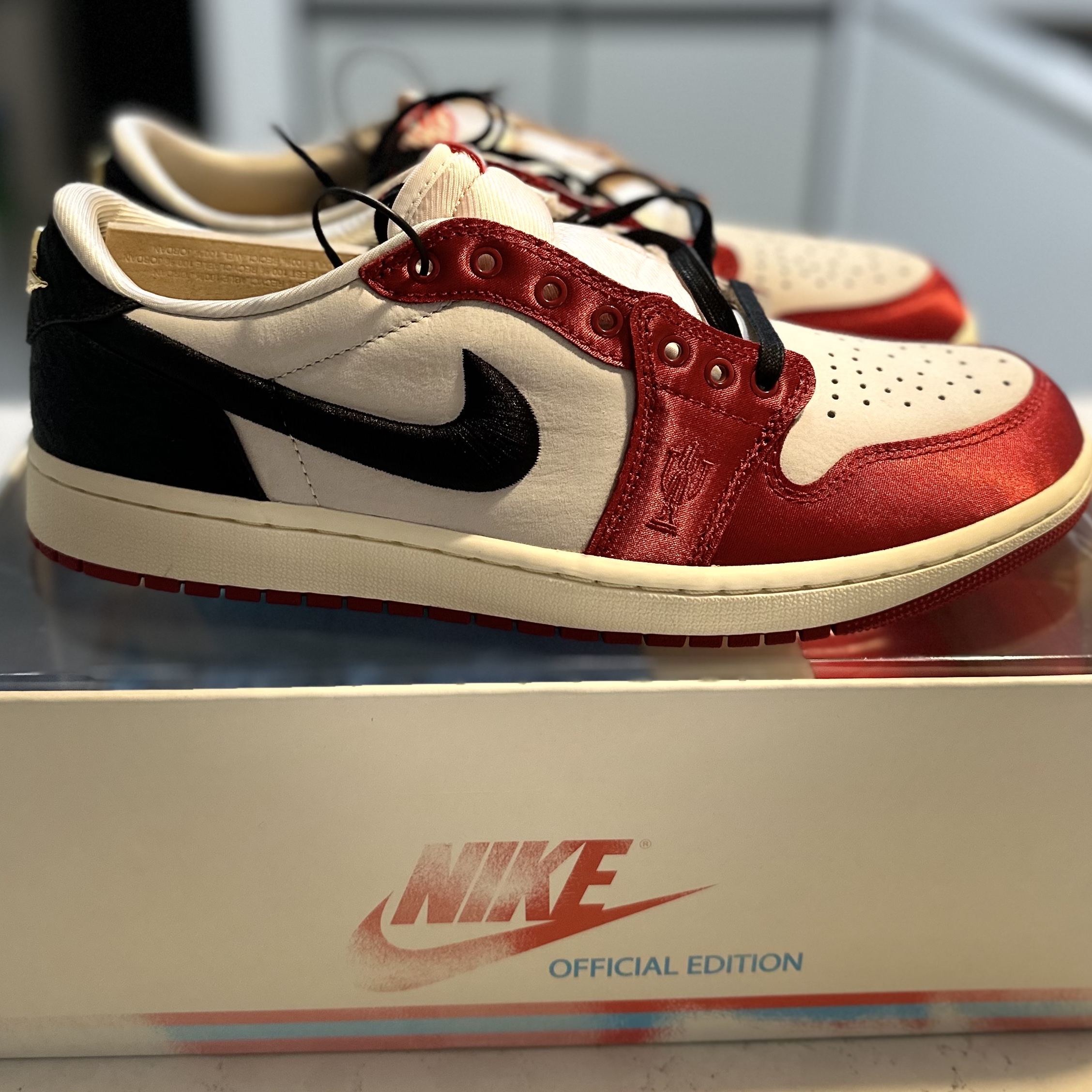 Jordan 1 x Trophy Room Retro Low OG SP Sail Varsity Red 착용 스타일 - 6