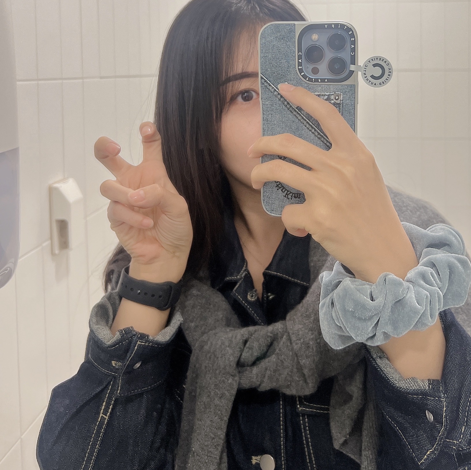 Casetify x Matin Kim iPhone Denim Pocket Magsafe Mirror Case Silver 착용 스타일