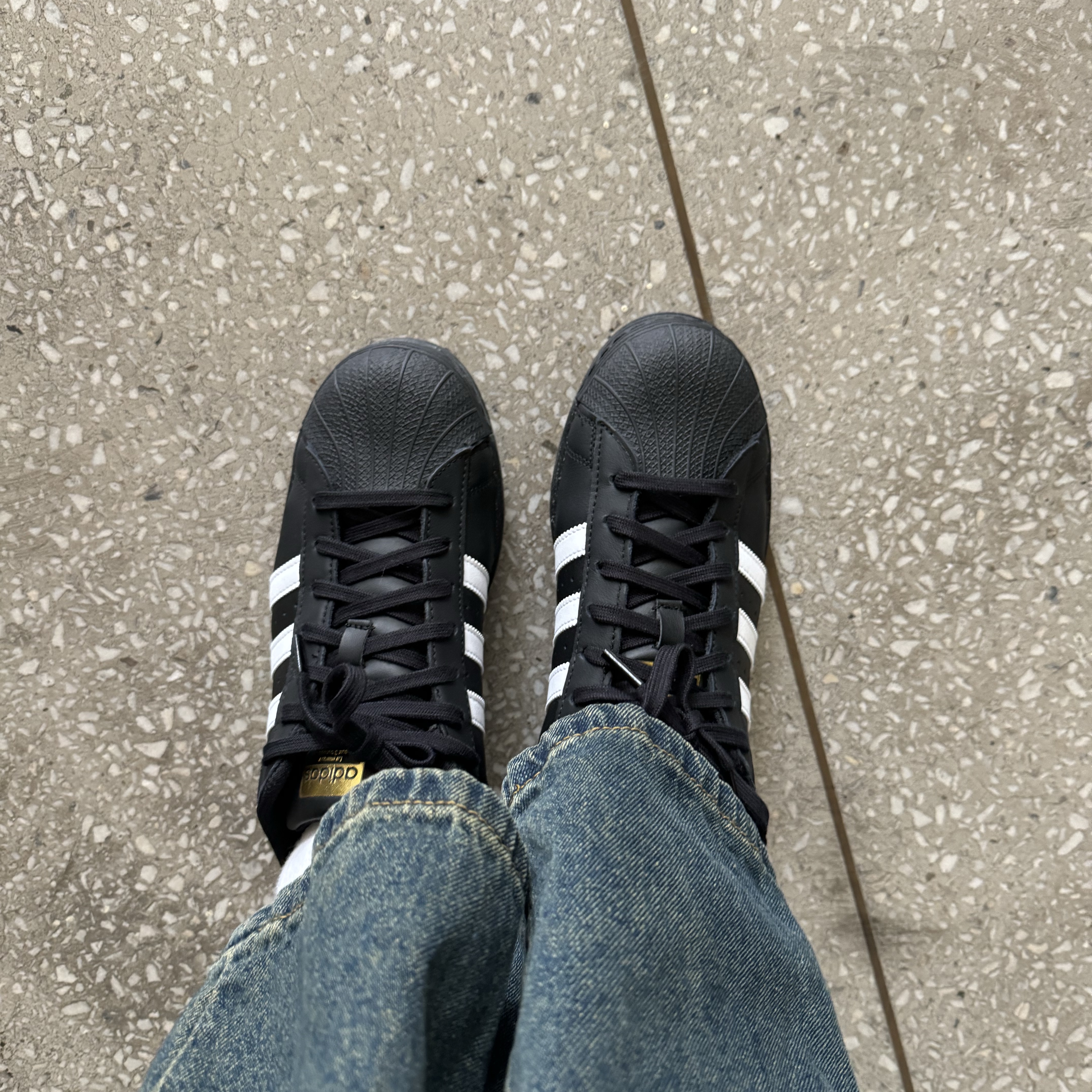 Adidas Superstar Core Black White 착용 스타일