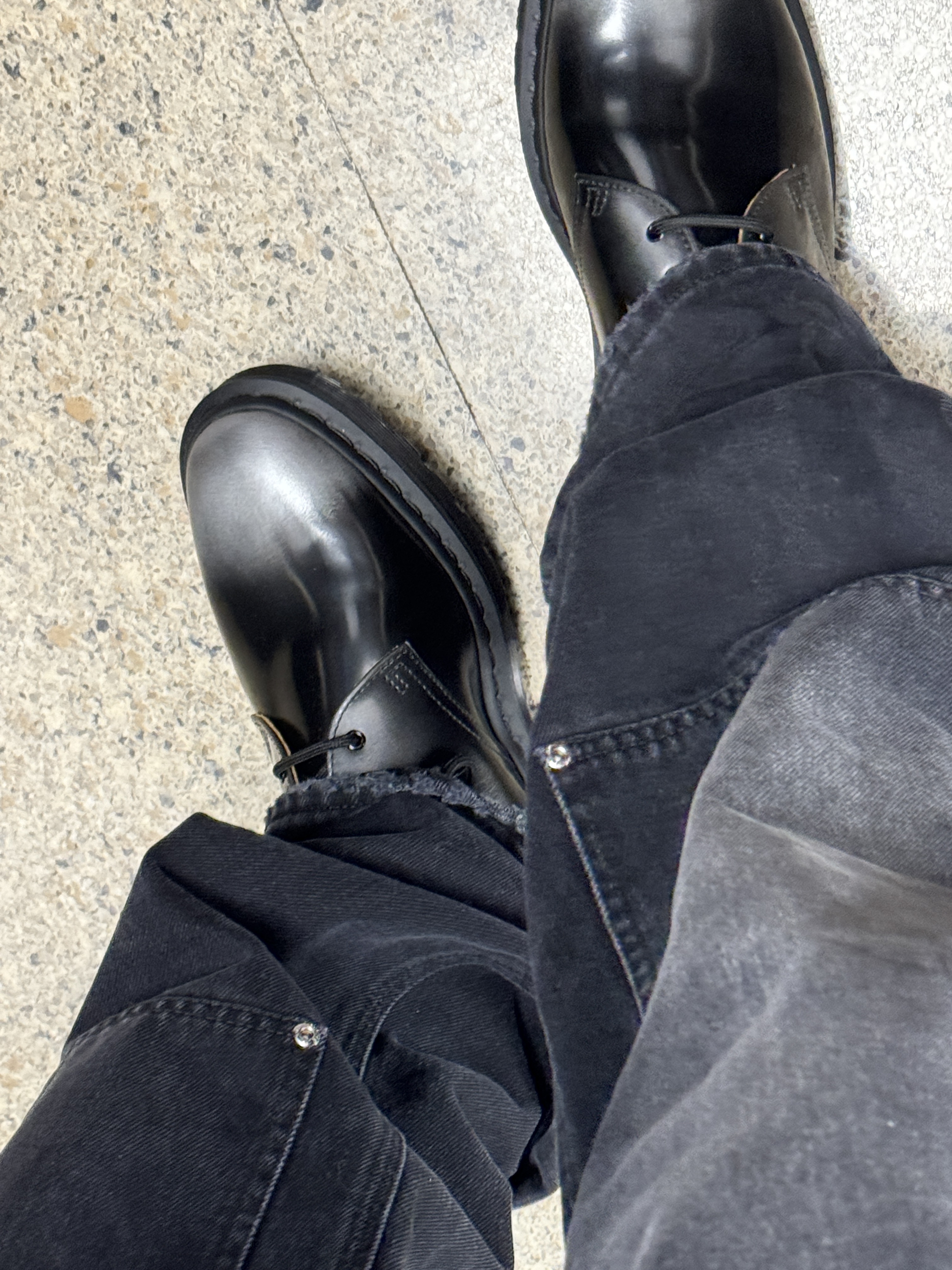 Dr. Martens x Supreme 1461 Gray Silver 착용 스타일