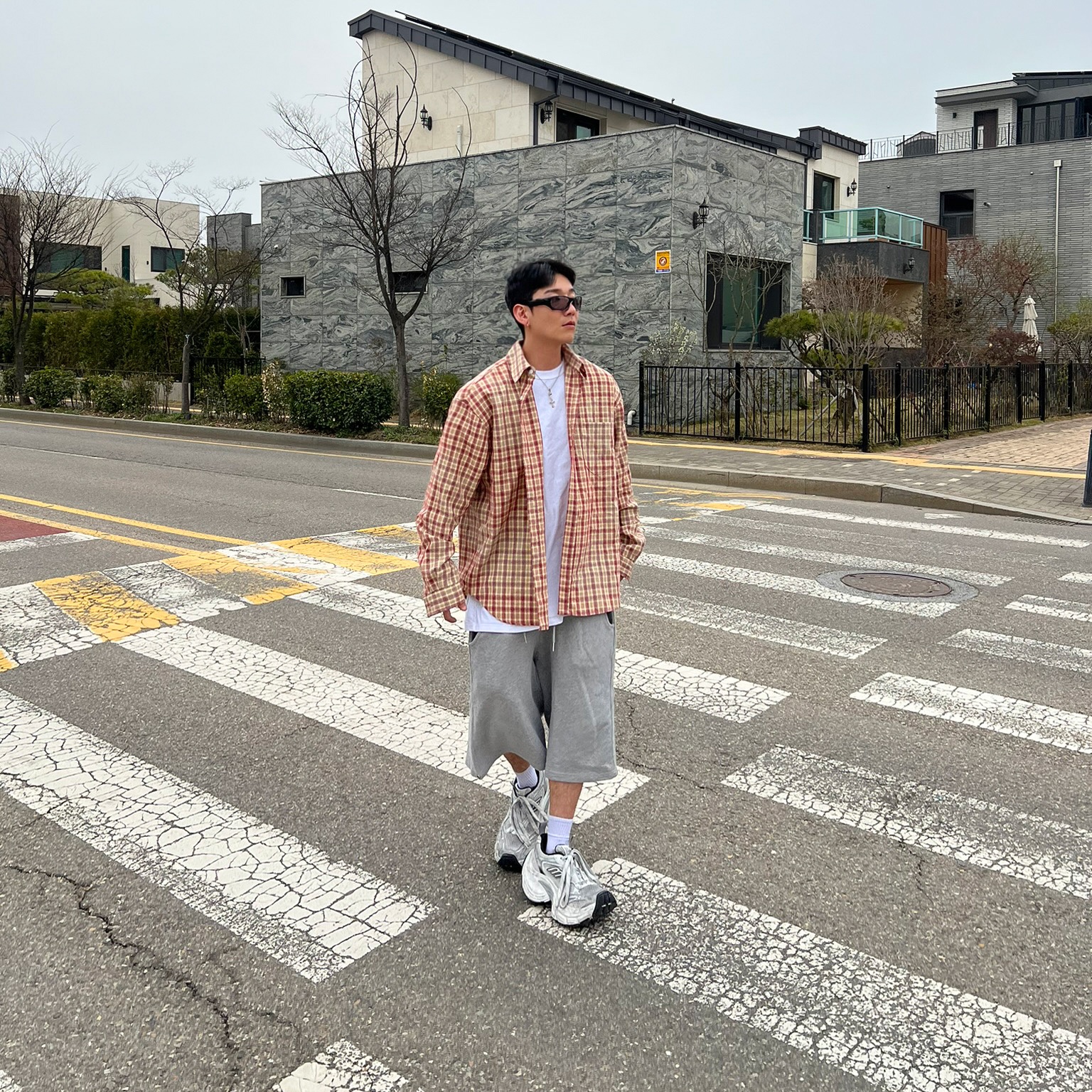 Balenciaga 10XL Sneakers White Black Grey 착용 스타일 - 2