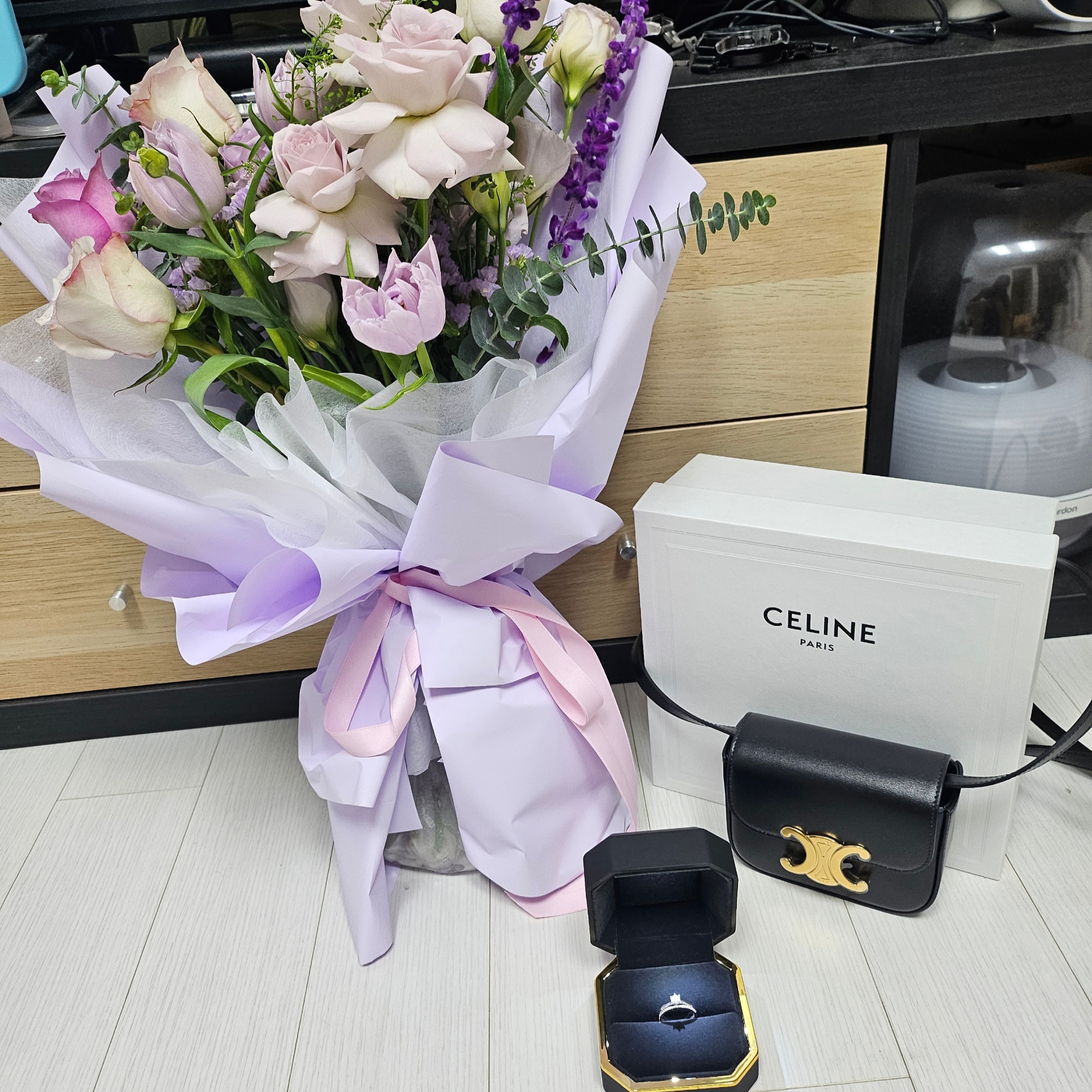 Celine Mini Claude in Shiny Calfskin Black 착용 스타일