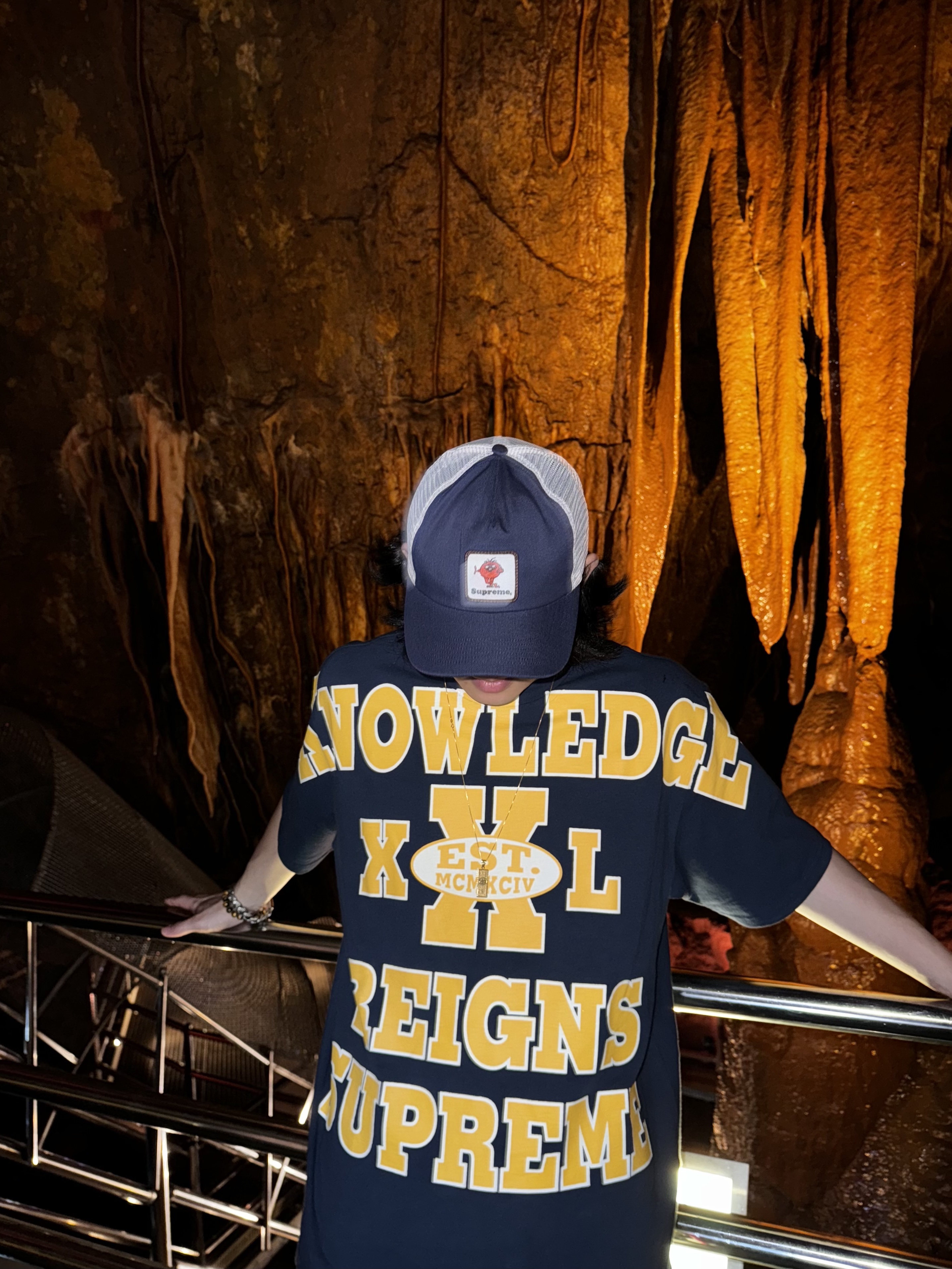 Supreme Camacho Mesh Back 5-Panel Navy - 23FW, Supreme Overprint Knowledge S/S Top Navy - 24SS 착용 스타일 - 1