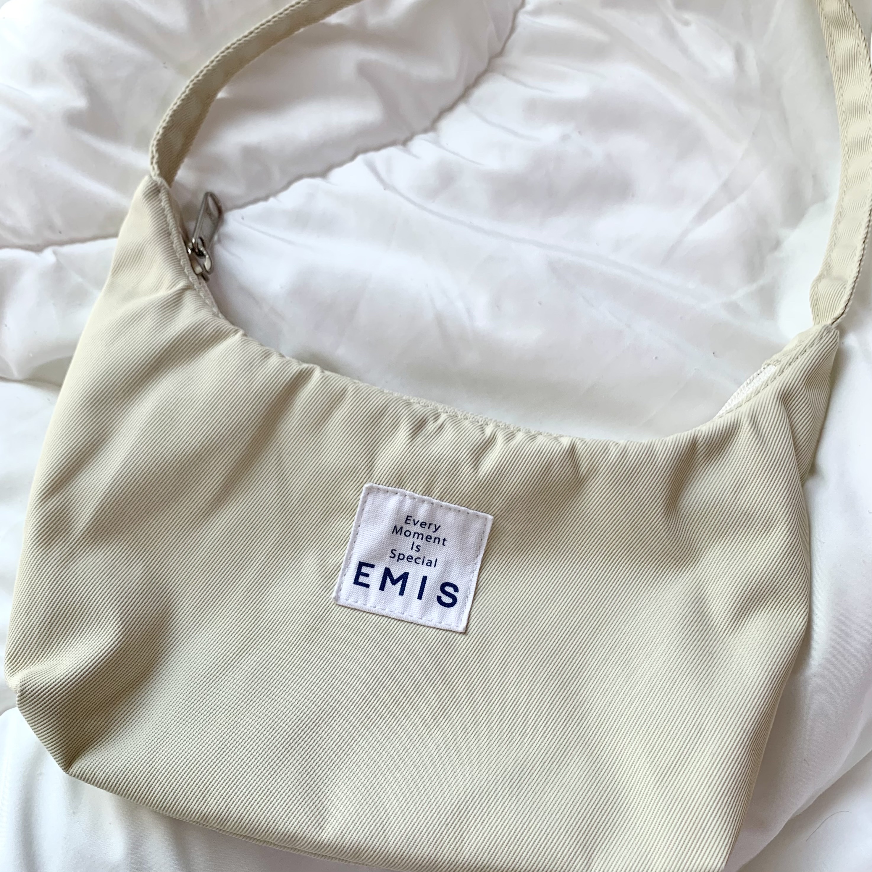 Emis Emis Hobo Bag Ivory 착용 스타일