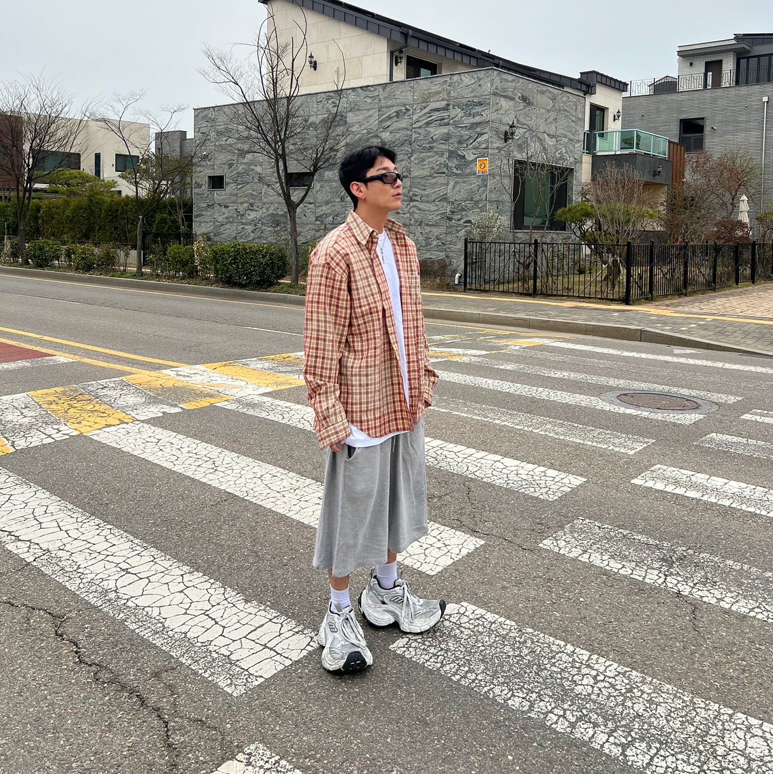 Balenciaga 10XL Sneakers White Black Grey 착용 스타일 - 1