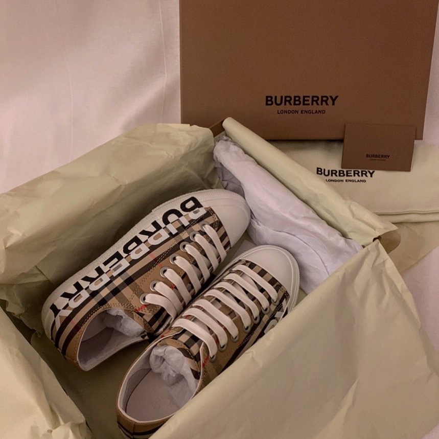Burberry Logo Print Vintage Check Cotton Sneakers Archive Beige 착용 스타일 - 2