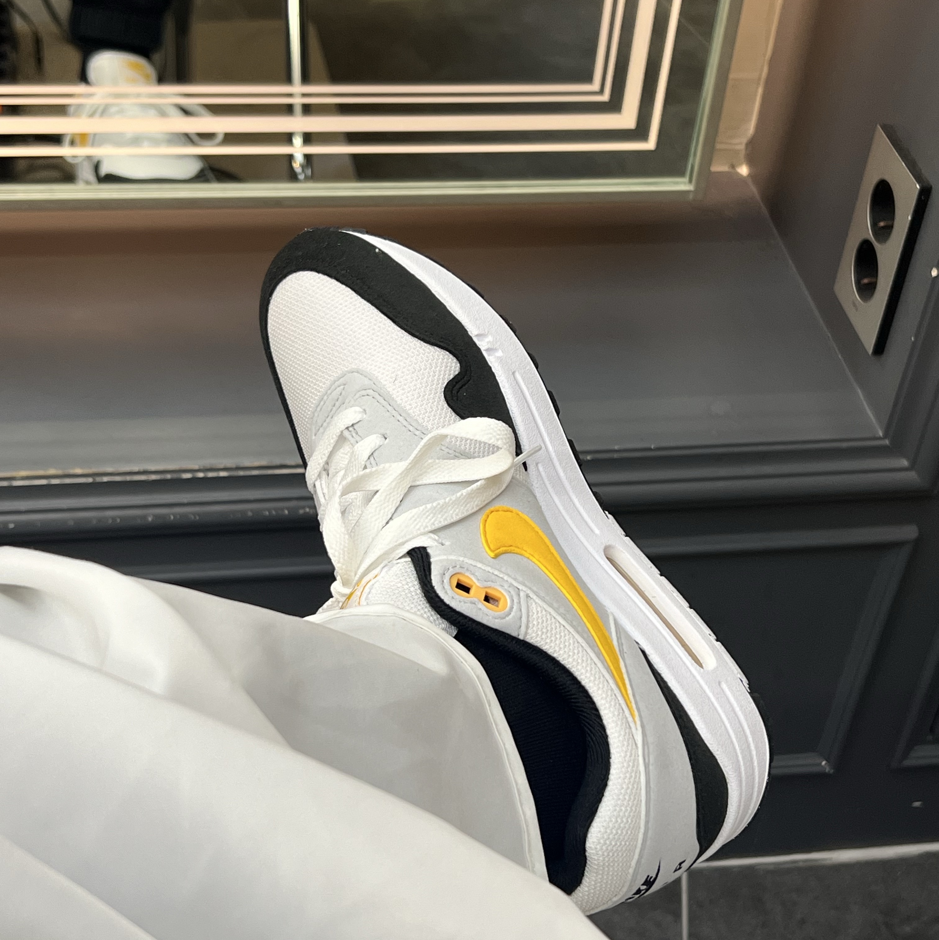 Nike Air Max 1 White University Gold 착용 스타일
