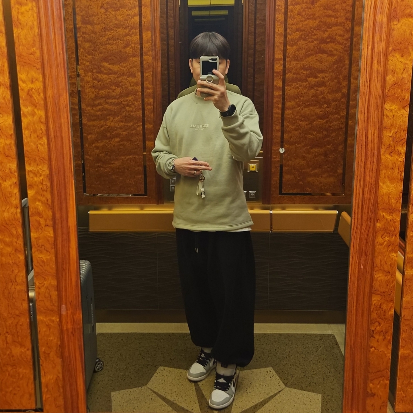 Jordan 1 Mid Light Smoke Grey, Undermycar Mu.03 Anti Fxxking Logo Play Oversized Sweat Jogger Black ์ฐฉ์ฉ ์คํ์ผ - 1