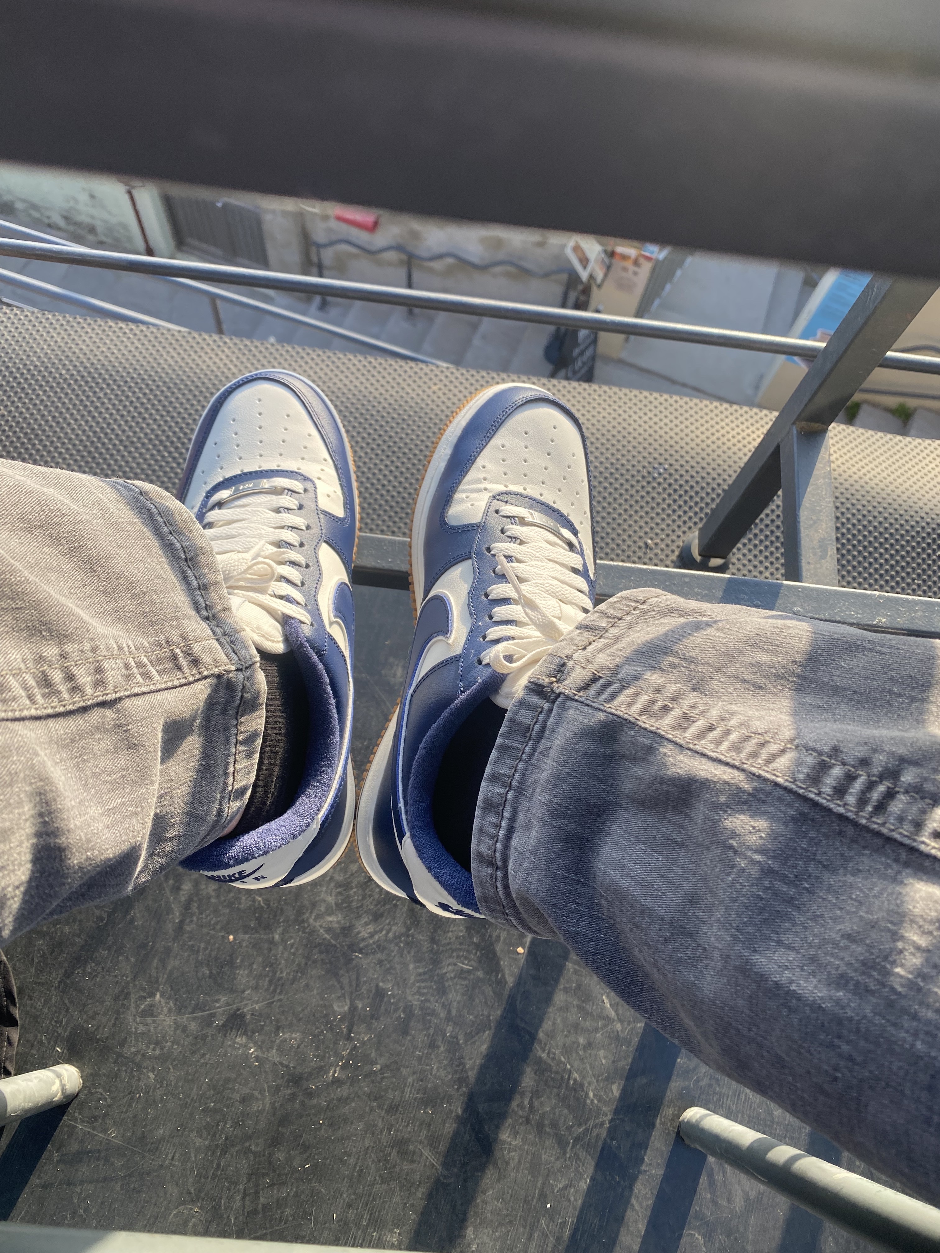 Nike Air Force 1 '07 LV8 Midnight Navy 착용 스타일 - 2