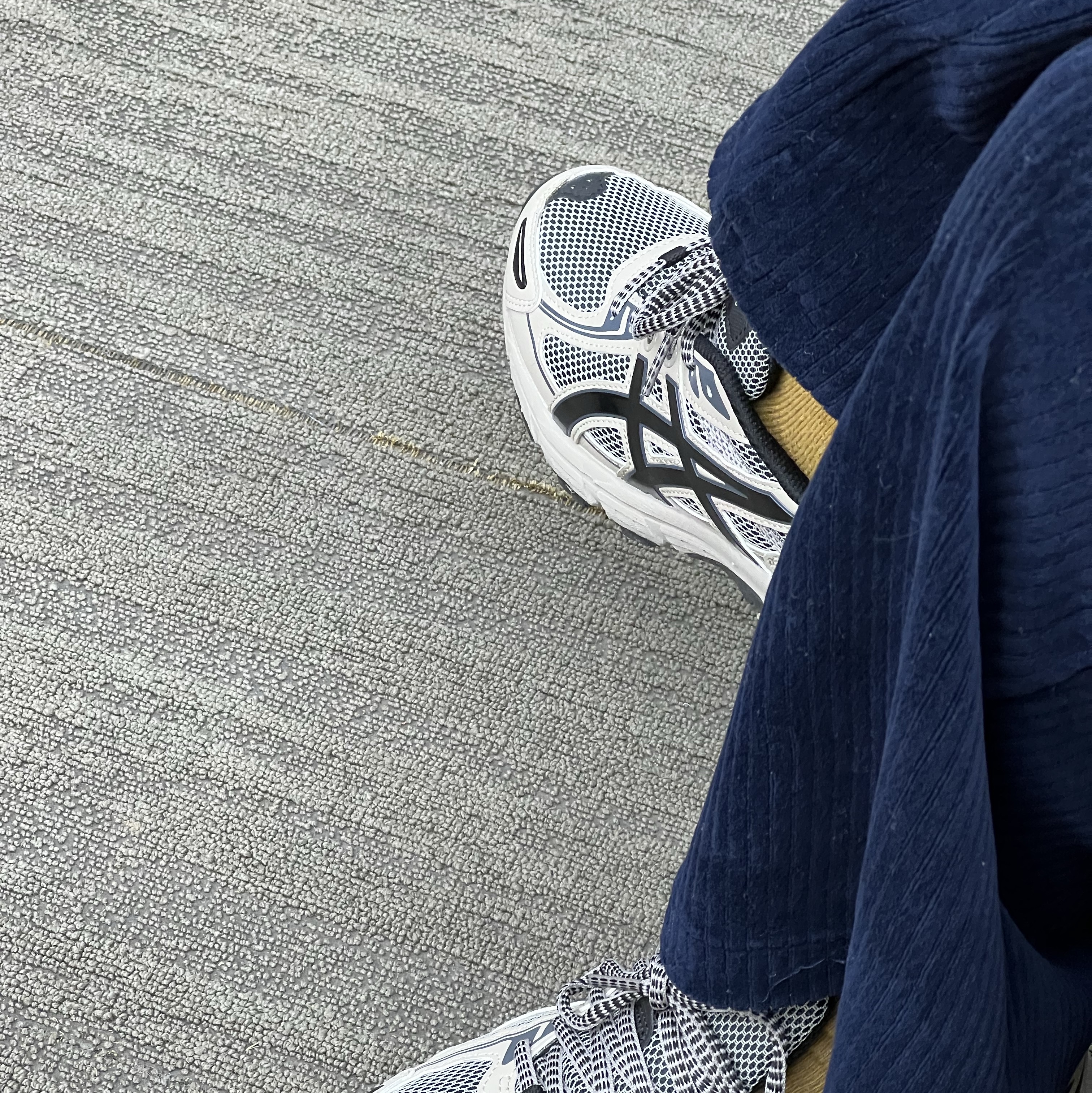 Asics Gel-Venture 6 Feather Grey Black 착용 스타일