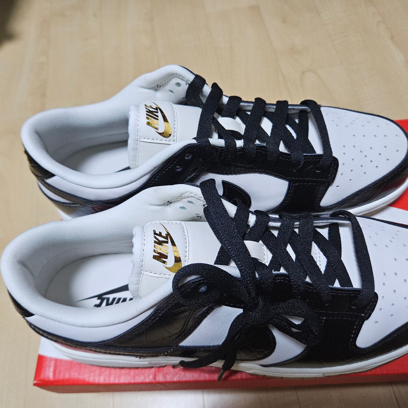 (W) Nike Dunk Low LX Black and Phantom 착용 스타일 - 3