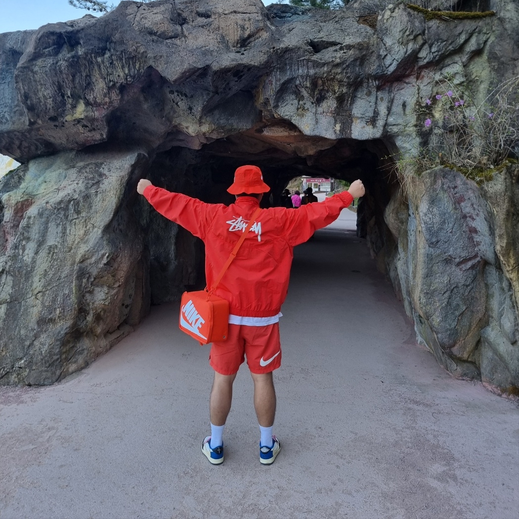 Nike x Stussy Bucket Hat Habanero Red, Nike x Stussy Windrunner Jacket Habanero Red 착용 스타일 - 2