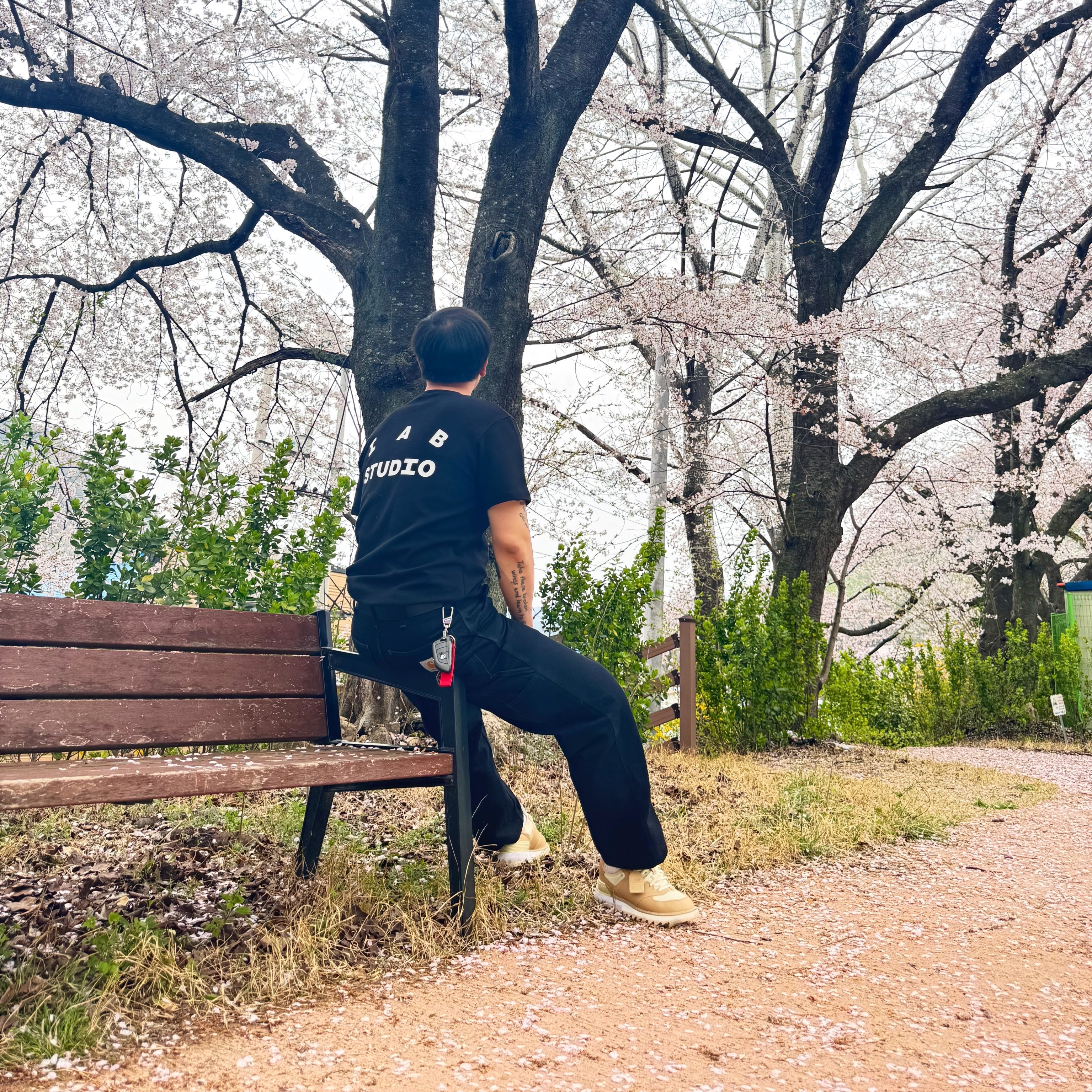 IAB Studio 10th Anniversary T-Shirt Black, Carhartt WIP Smith Denim Single Knee Pants Black Rinsed 착용 스타일 - 2