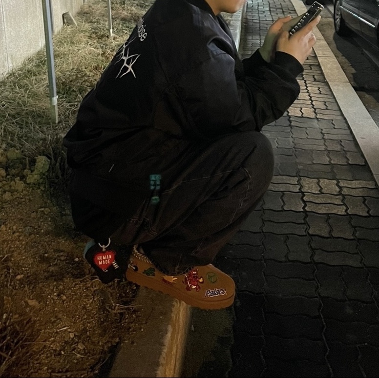 Supreme Baggy Jean Black - 23FW, UGG x Palace Tasman Slipper Chestnut 착용 스타일