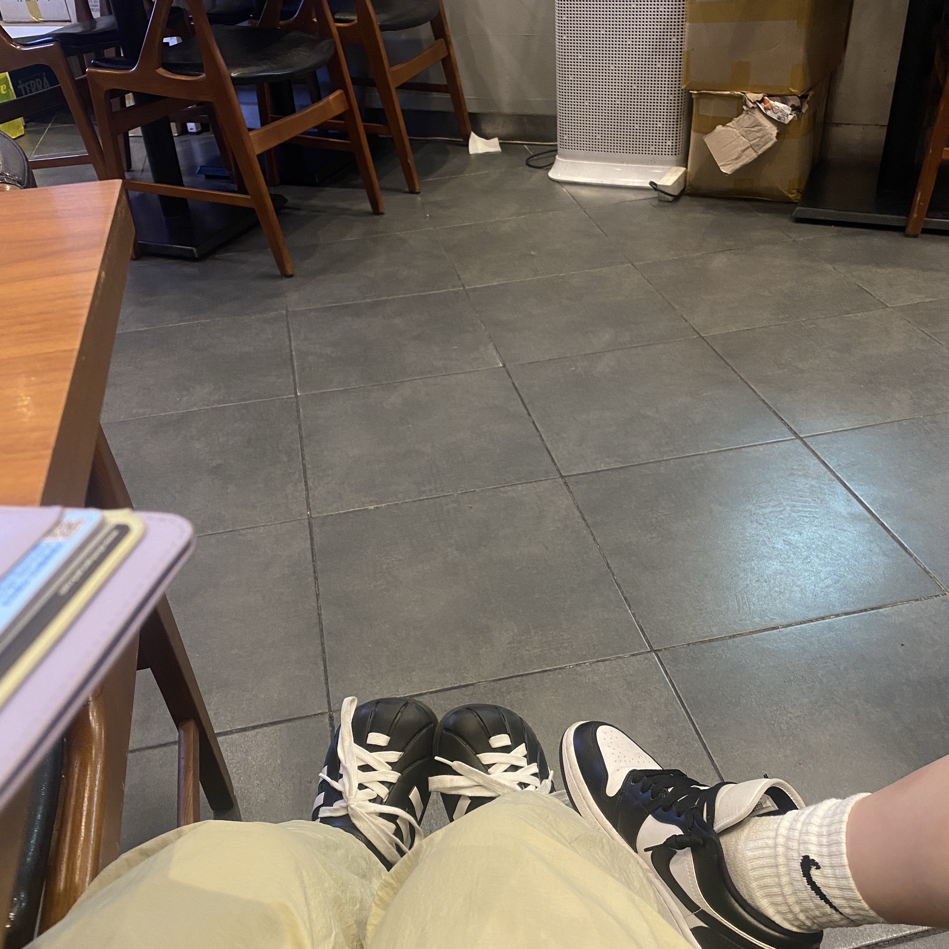 (W) Jordan 1 Low Black and White, Adidas Adilette Clog Black White 착용 스타일