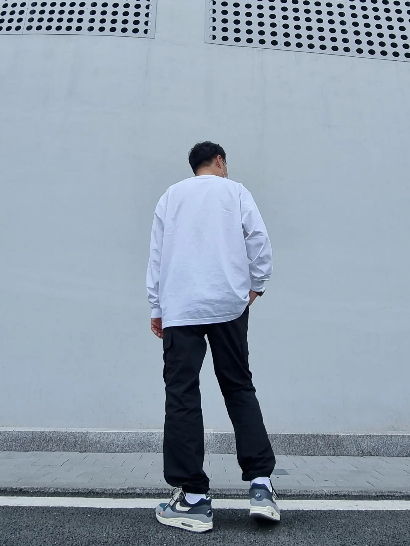 Nike x Kasina Air Max 1 SP Won-Ang Particle Grey, Carhartt Loose Fit Heavyweight Regular Long Sleeve Pocket T-Shirt White 착용 스타일 - 2