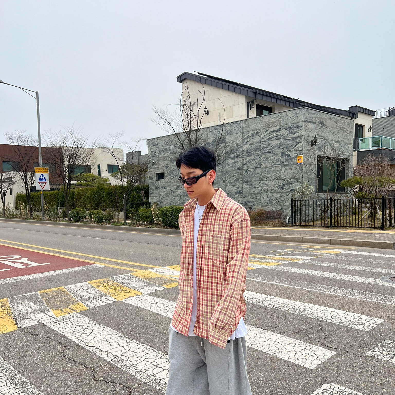 Balenciaga 10XL Sneakers White Black Grey 착용 스타일 - 3