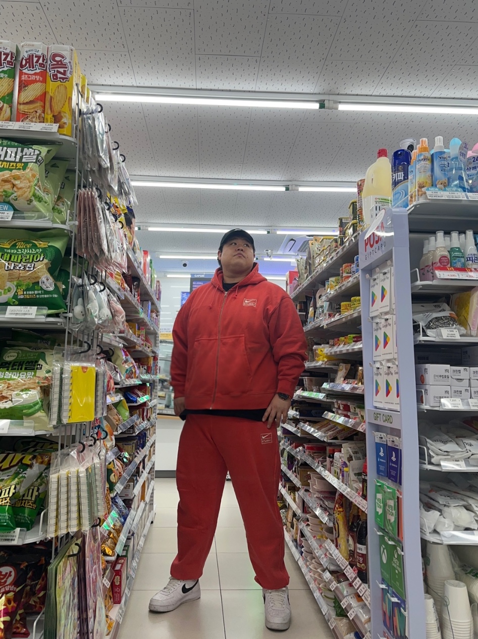 Nike x Stussy Full Zip Pigment Dyed Fleece Hoodie Habanero Red (FJ9161-642), Nike x Stussy Pigment Dyed Fleece Pants Habanero Red (FJ9158-642) 착용 스타일