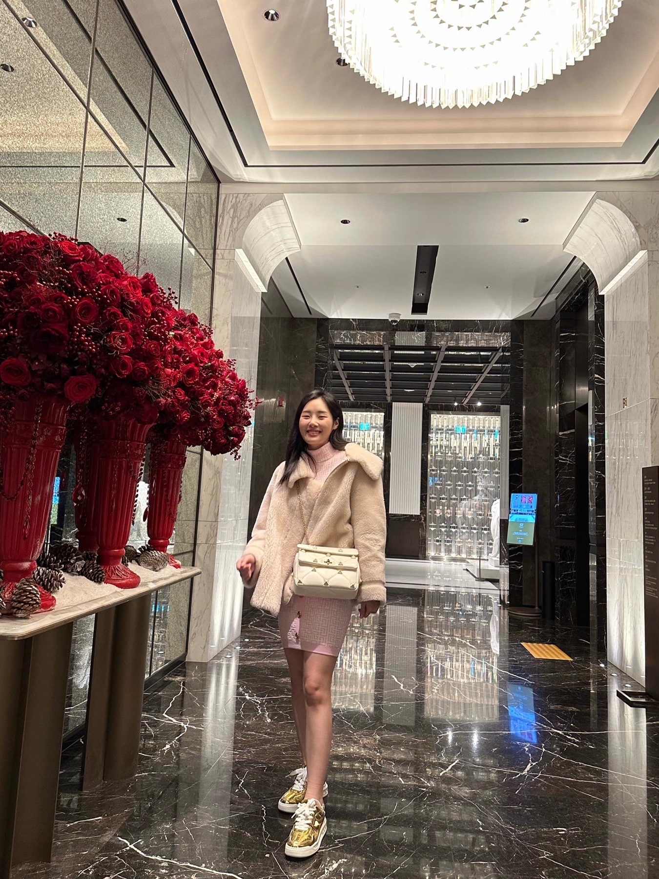 Valentino Medium Roman Nappa Stud The Shoulder Bag with Chain and Enameled Studs Ivory, (W) Valentino One Stud Low-Top Nappa Sneakers White Platinum 착용 스타일 - 2
