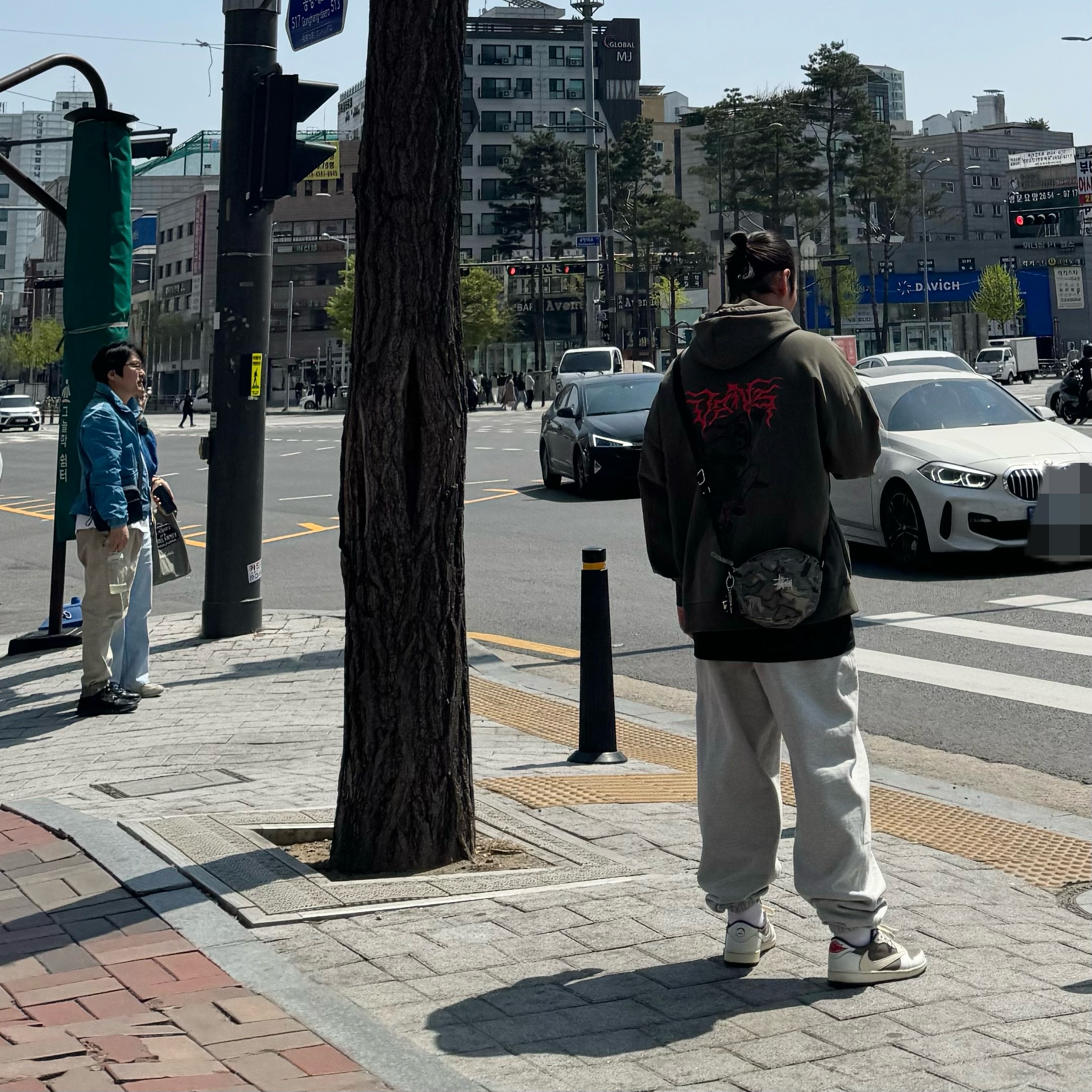 Jordan 1 x Travis Scott Retro Low OG SP Sail and Ridgerock, Nike x Stussy Fleece Pants Grey Heather (FN5231-050) 착용 스타일 - 1