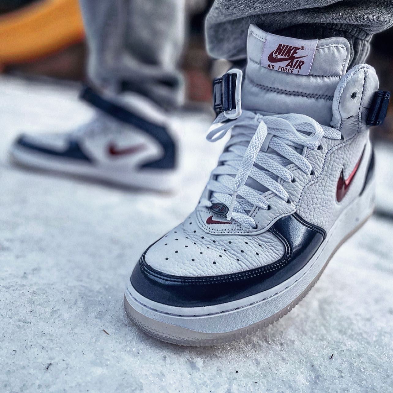 Nike Air Force 1 Mid QS University Red and Midnight Navy 착용 스타일 - 2