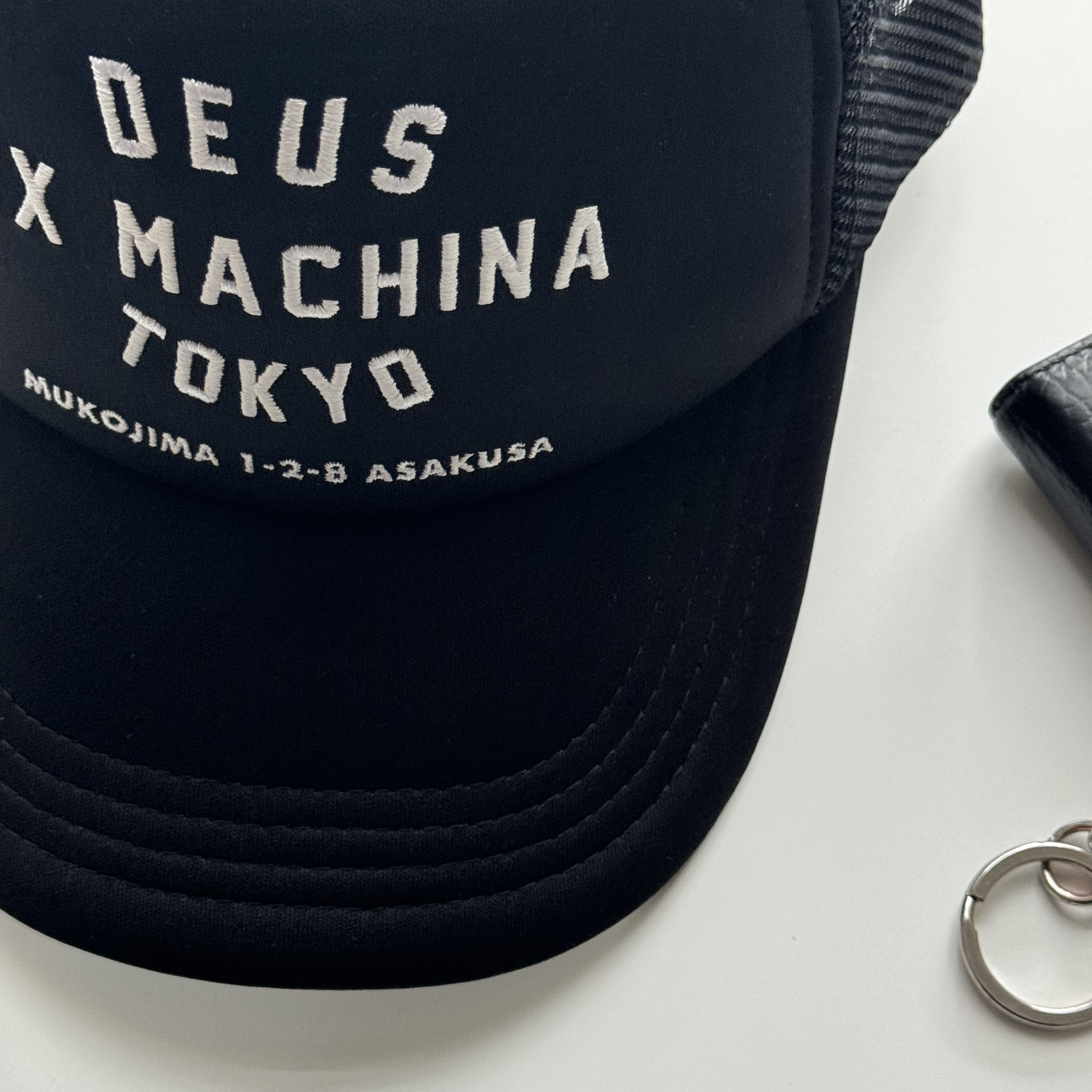 Deus Ex Machina Tokyo Asakusa Address Trucker Cap Black, Maison Margiela Keyring Wallet Black 착용 스타일 - 1