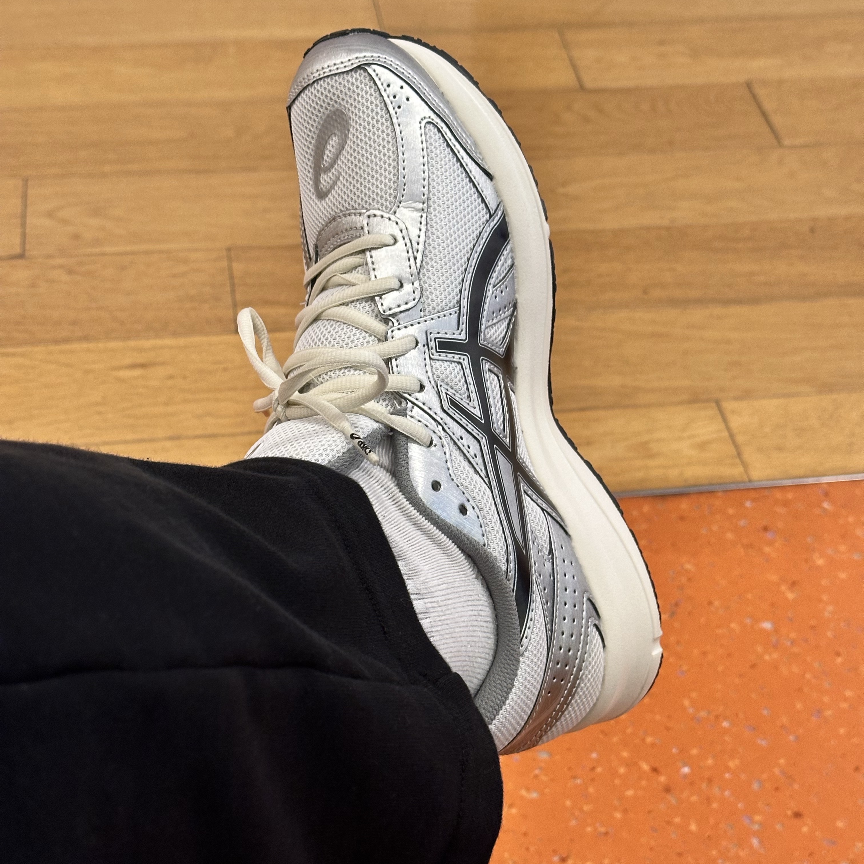 Asics Jog 100 S White Black - 2E Wide 착용 스타일 - 2