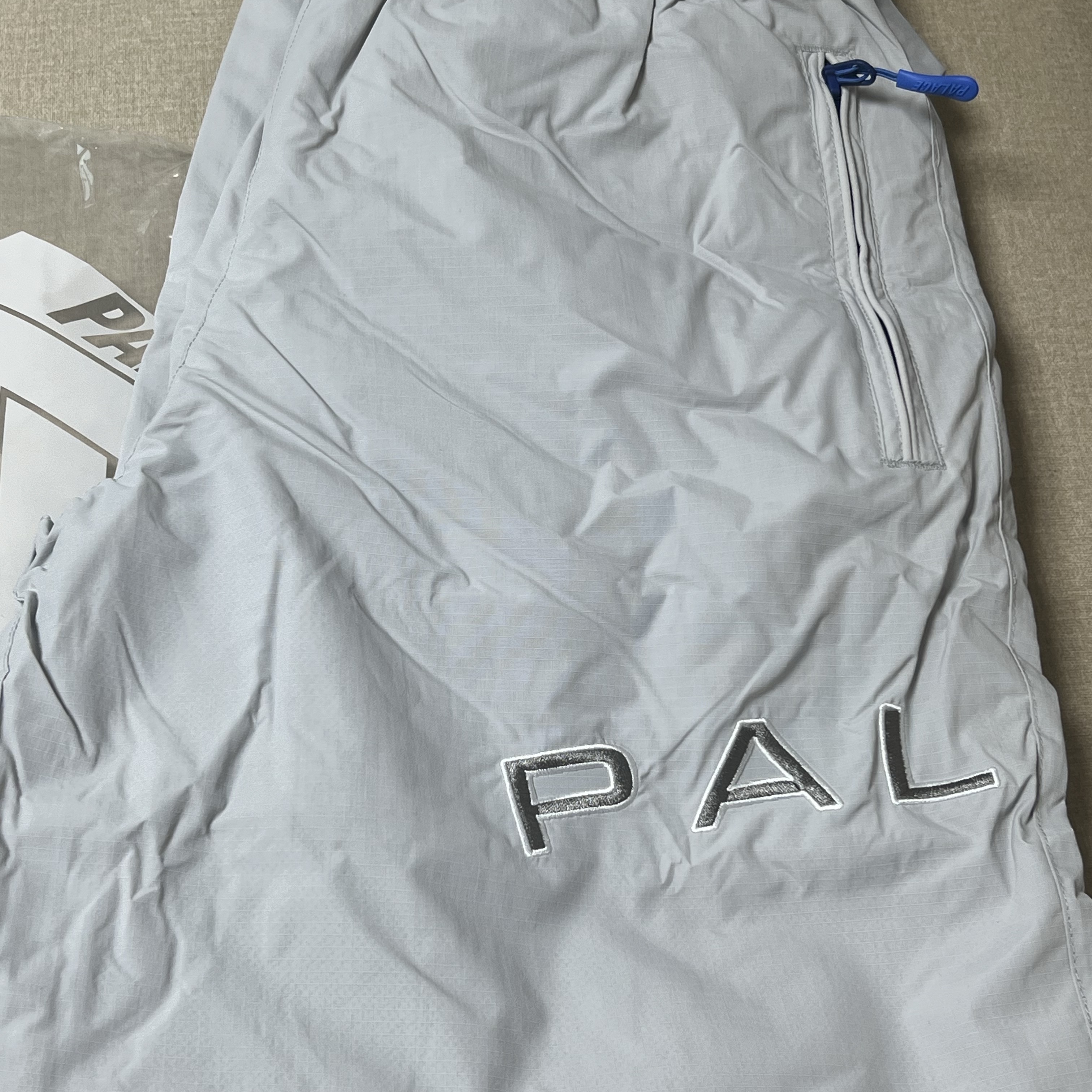 Palace Arc Shell Jogger Arctic Grey - 24SS 착용 스타일 - 1