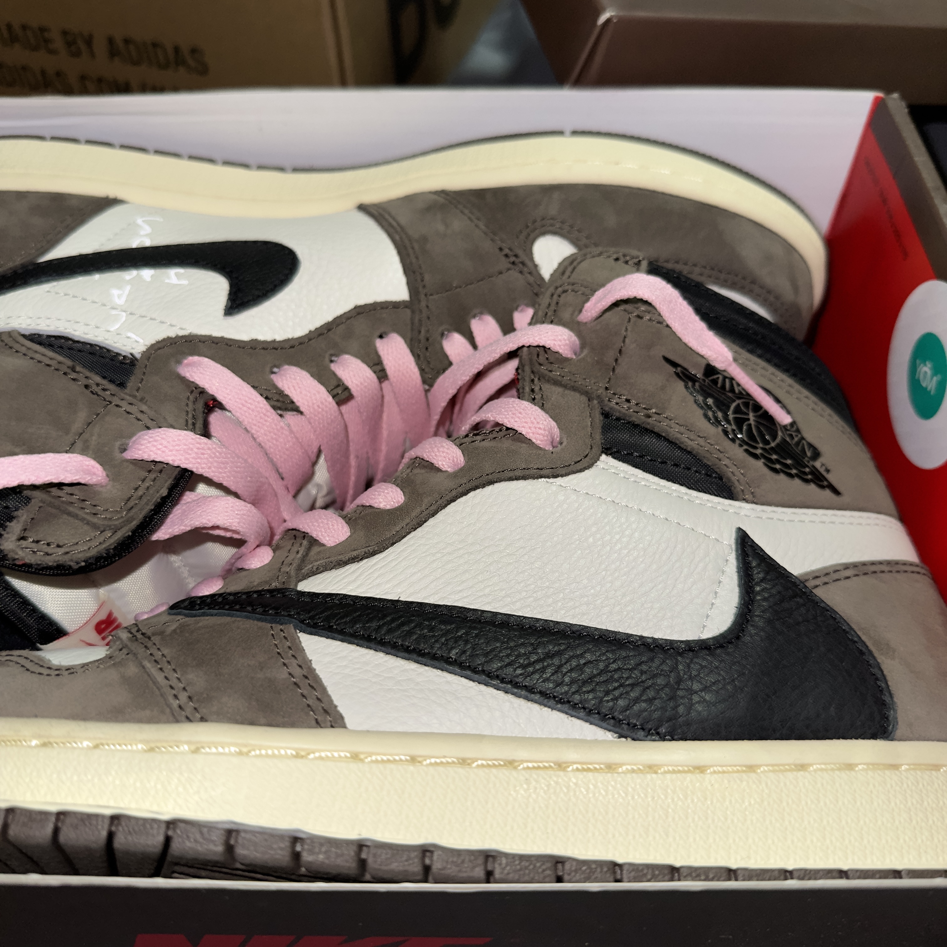 Jordan 1 x Travis Scott Retro High OG SP Mocha 착용 스타일 - 2