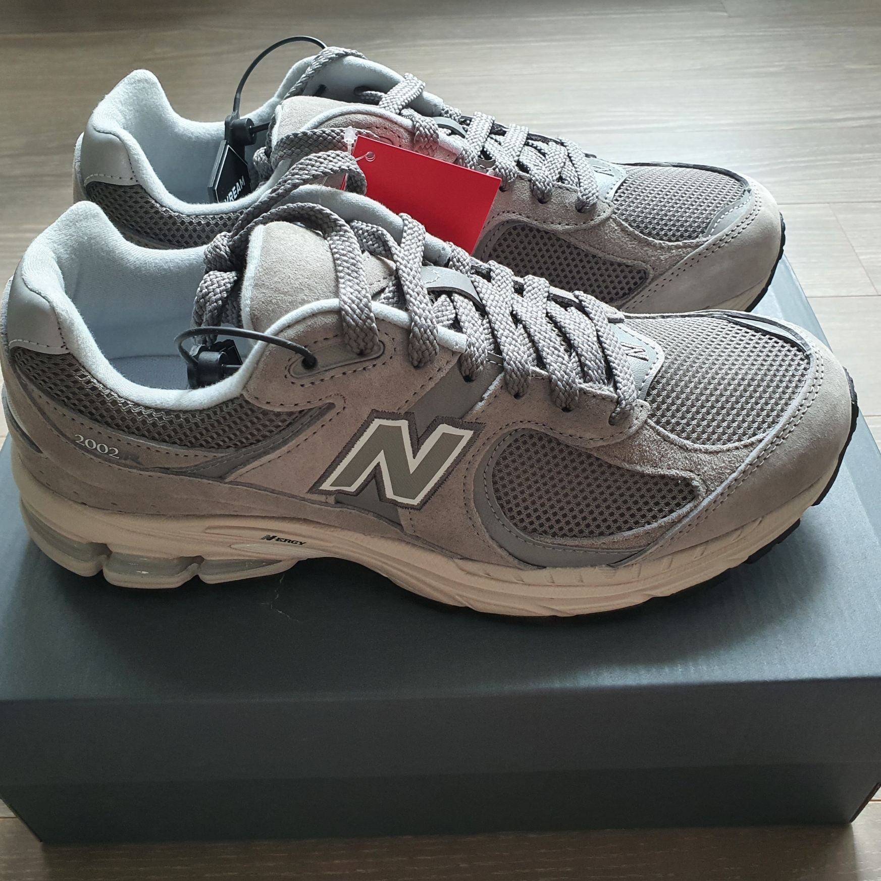 New Balance 2002R Grey 착용 스타일