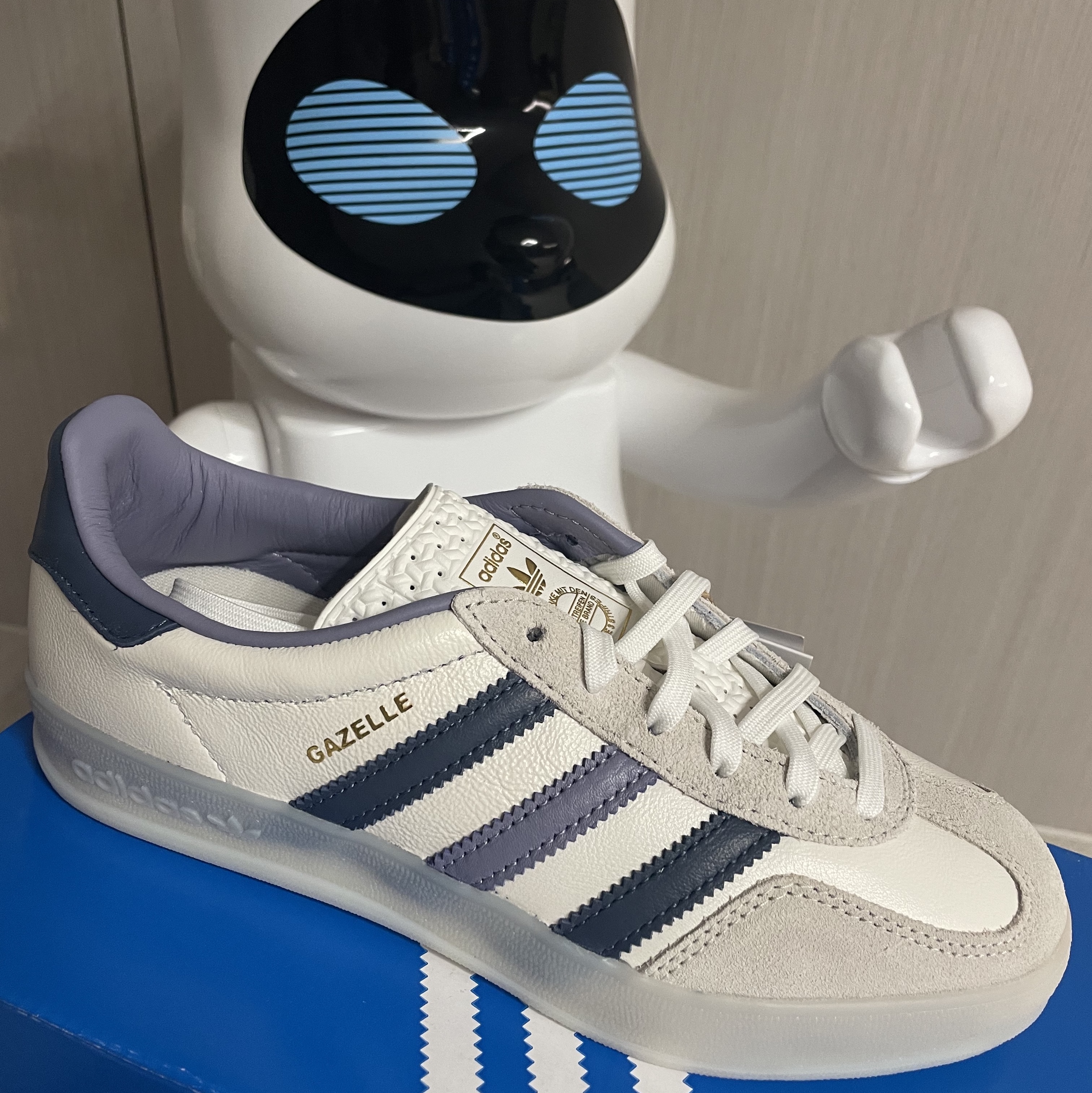 Adidas Gazelle Indoor Core White Preloved Ink 착용 스타일