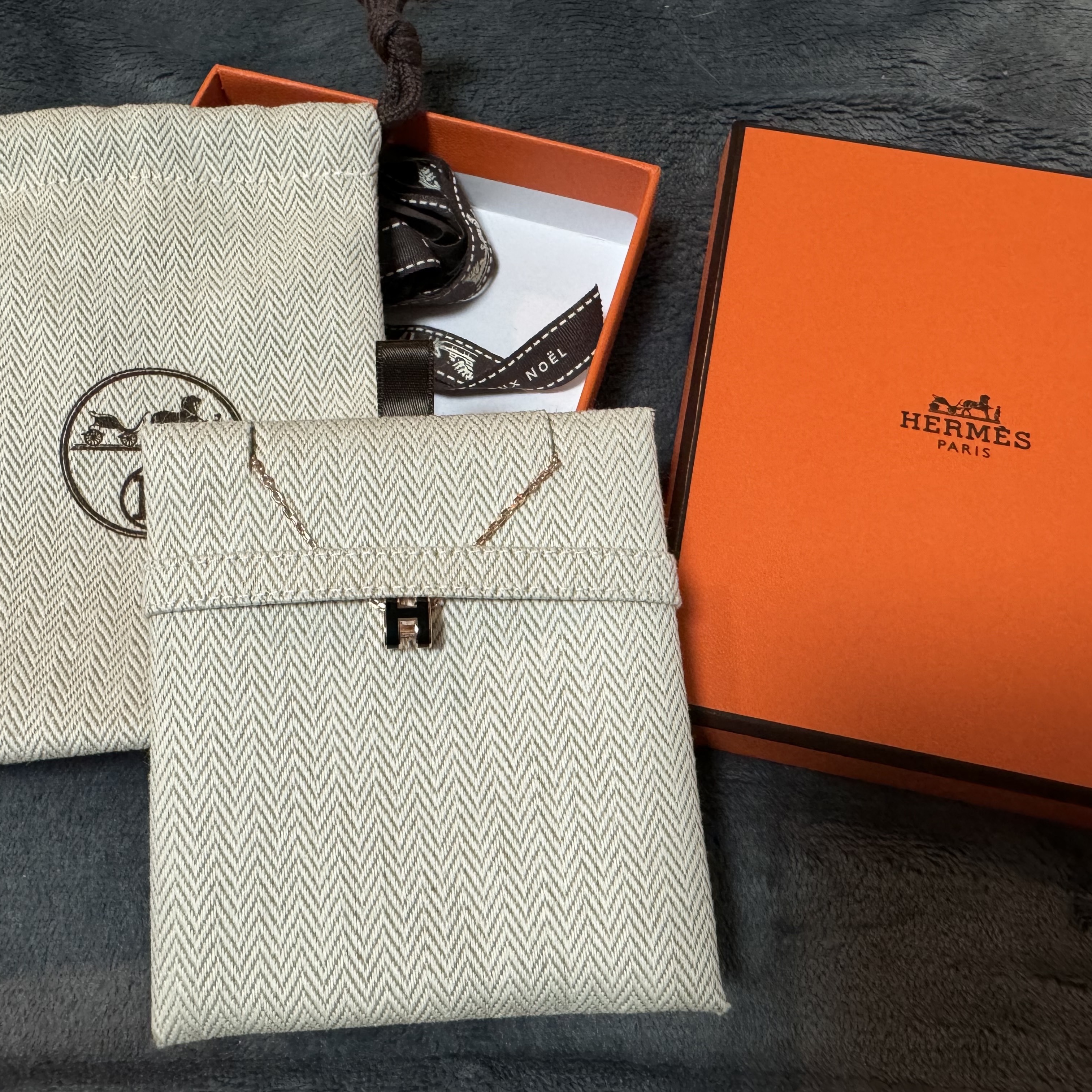 (W) Hermes Mini Pop H Pendant Rose Gold & Noir 착용 스타일