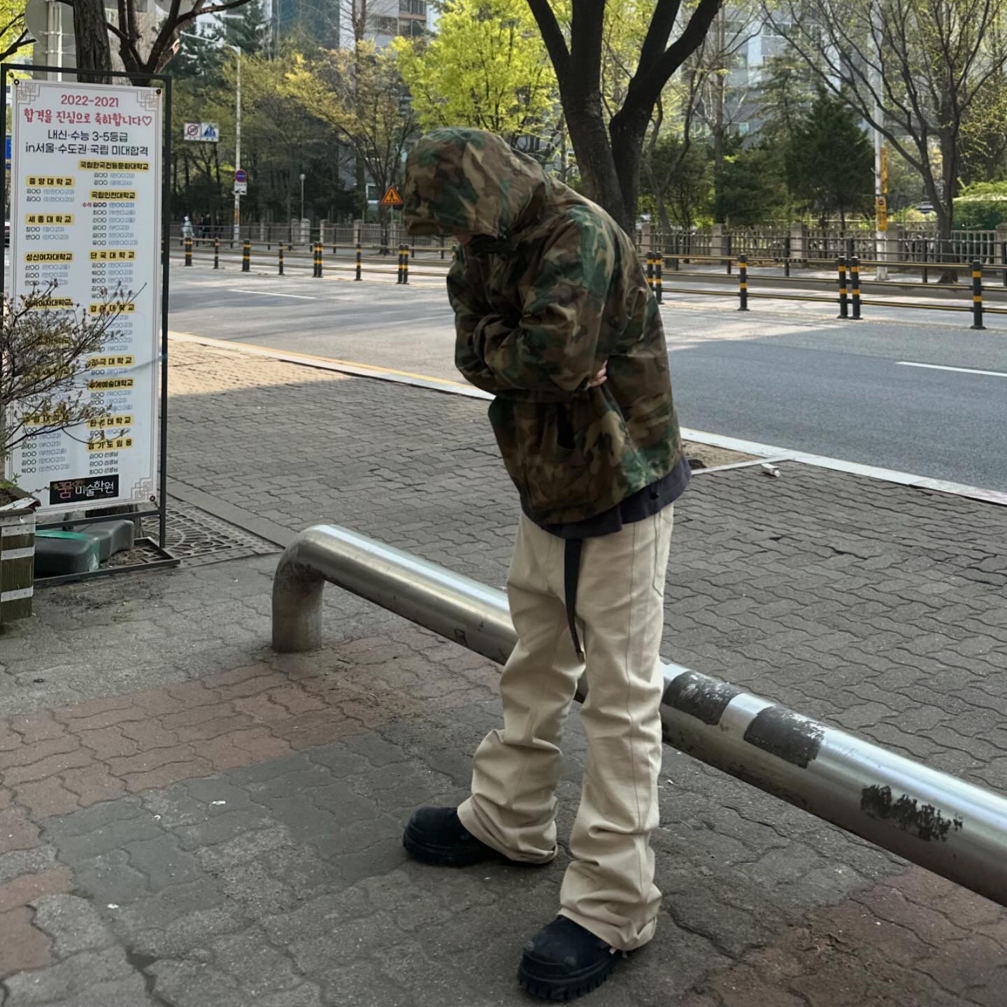 Nonnod Flared Pants Beige, Balenciaga Combat Strike 20mm Boots Black 착용 스타일 - 3