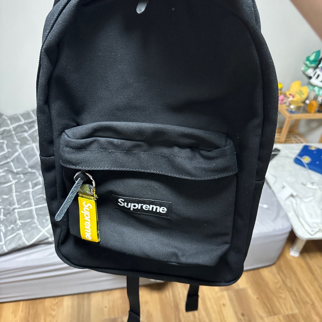 Supreme Canvas Backpack Black, Supreme Webbing Keychain Yellow Camo - 23SS 착용 스타일