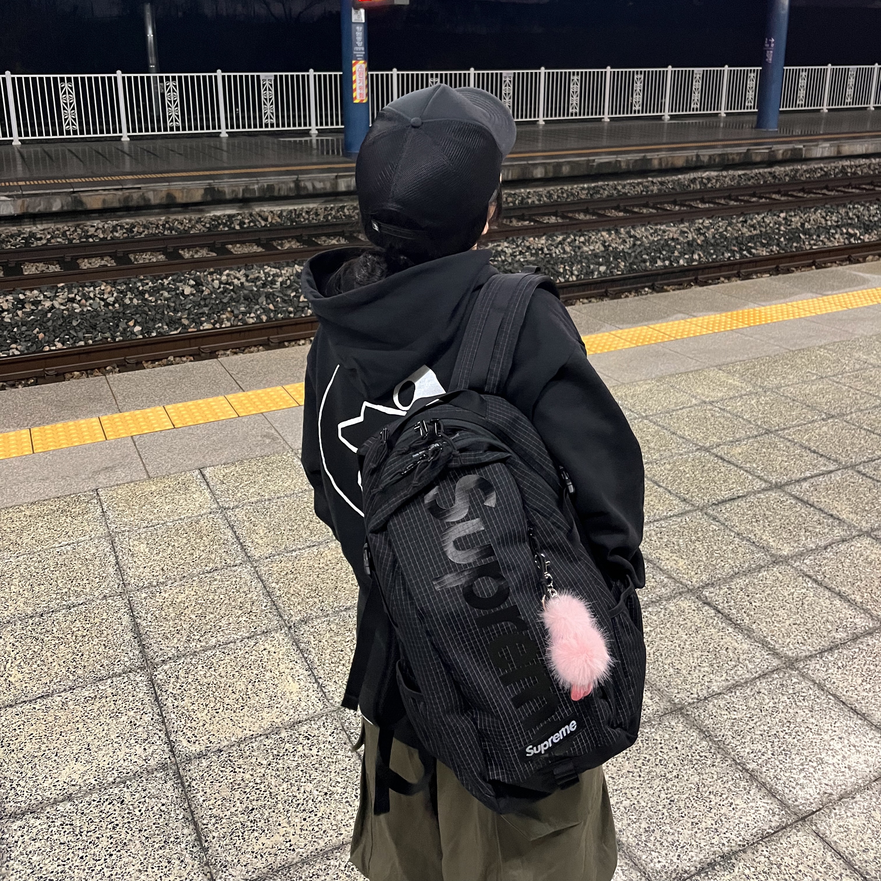Supreme Backpack Black - 24SS, Stussy Basic Trucker Cap Black 착용 스타일