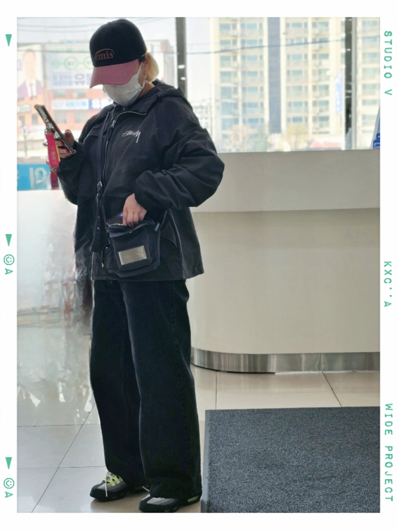 Stussy Wave Dye Beach Shell Jacket Black, Matin Kim Cargo Cross Mini Bag Black 착용 스타일