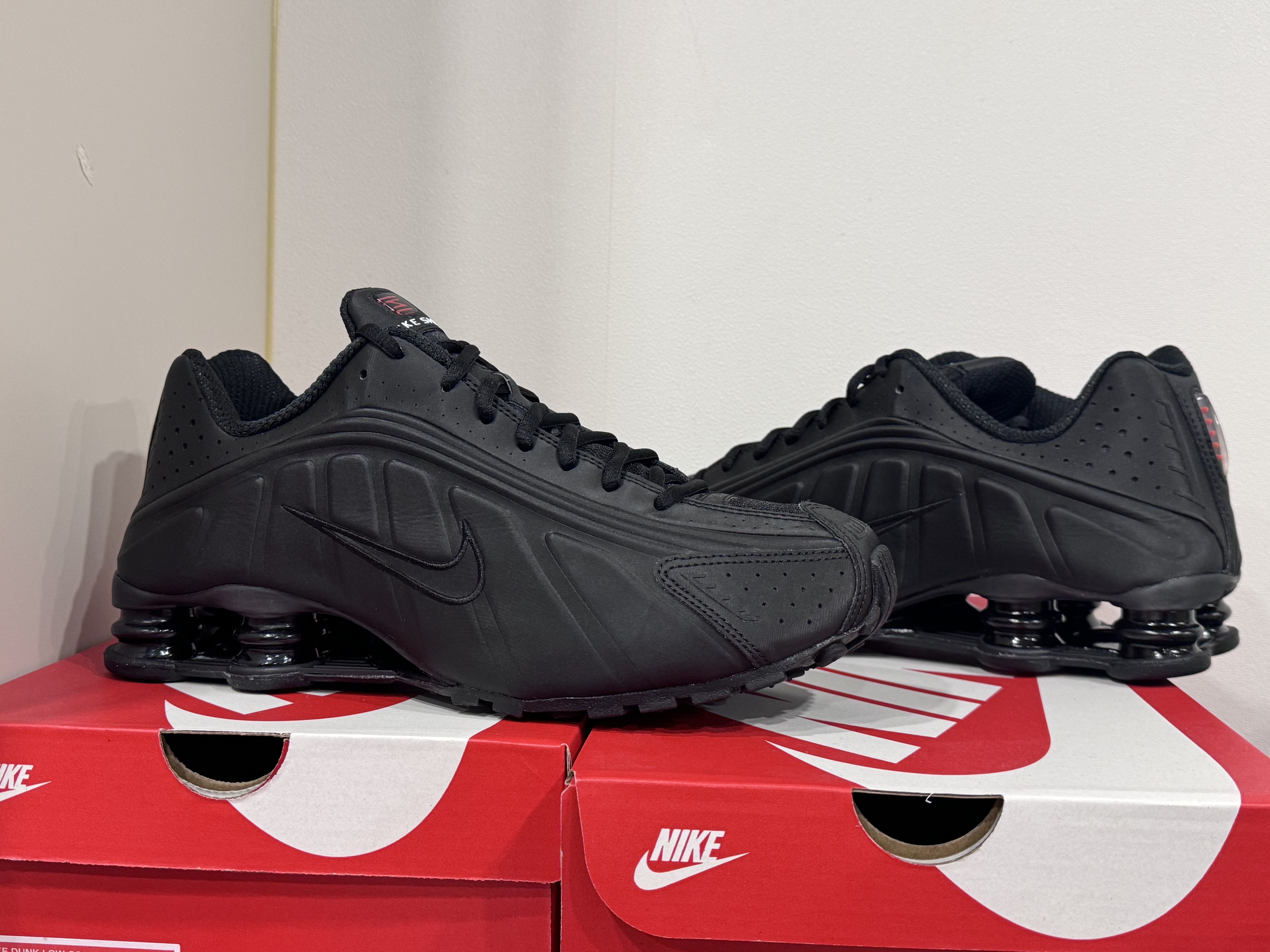 (W) Nike Shox R4 Black 착용 스타일 - 1