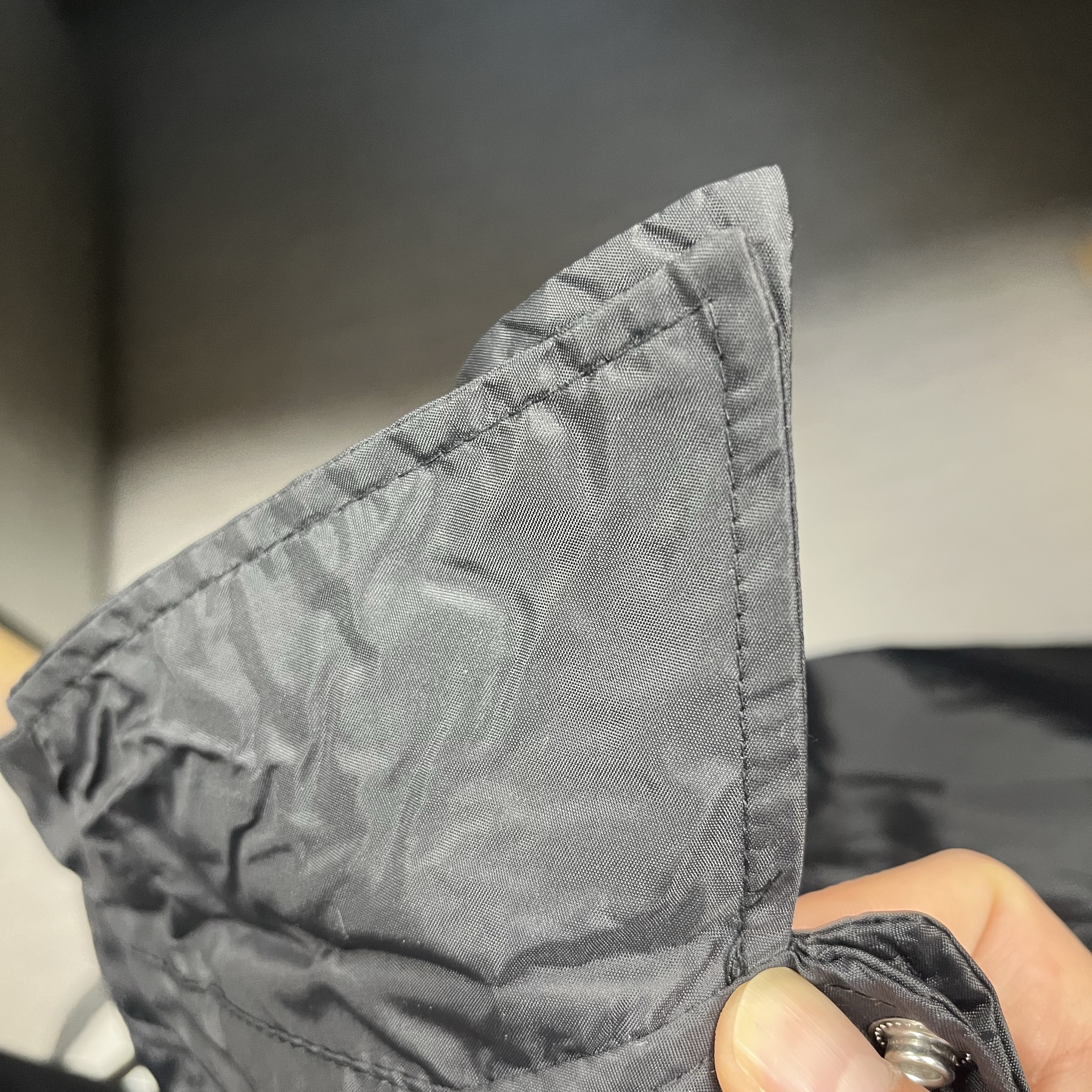 CDG Logo Coach Jacket Black 착용 스타일 - 2