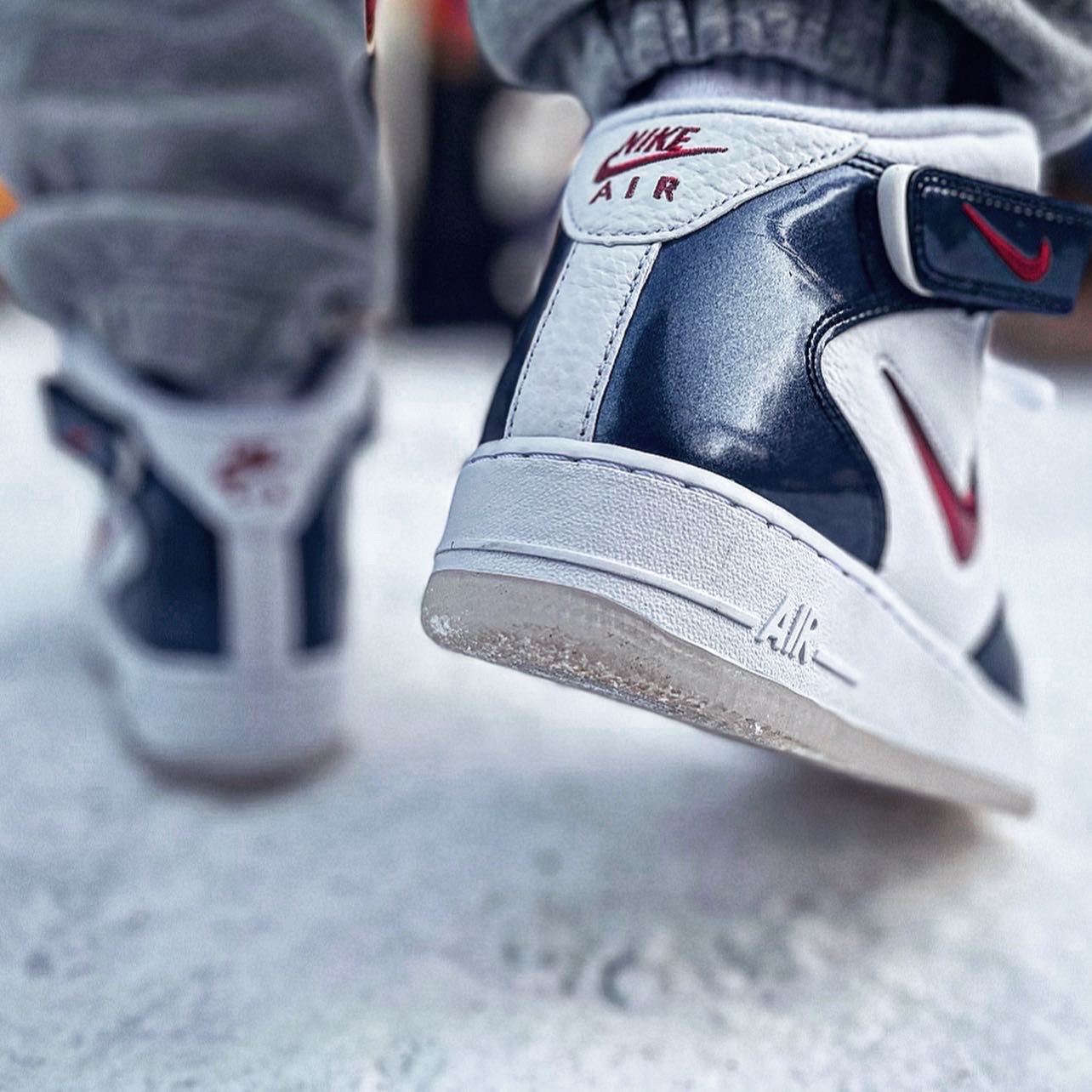 Nike Air Force 1 Mid QS University Red and Midnight Navy 착용 스타일 - 1