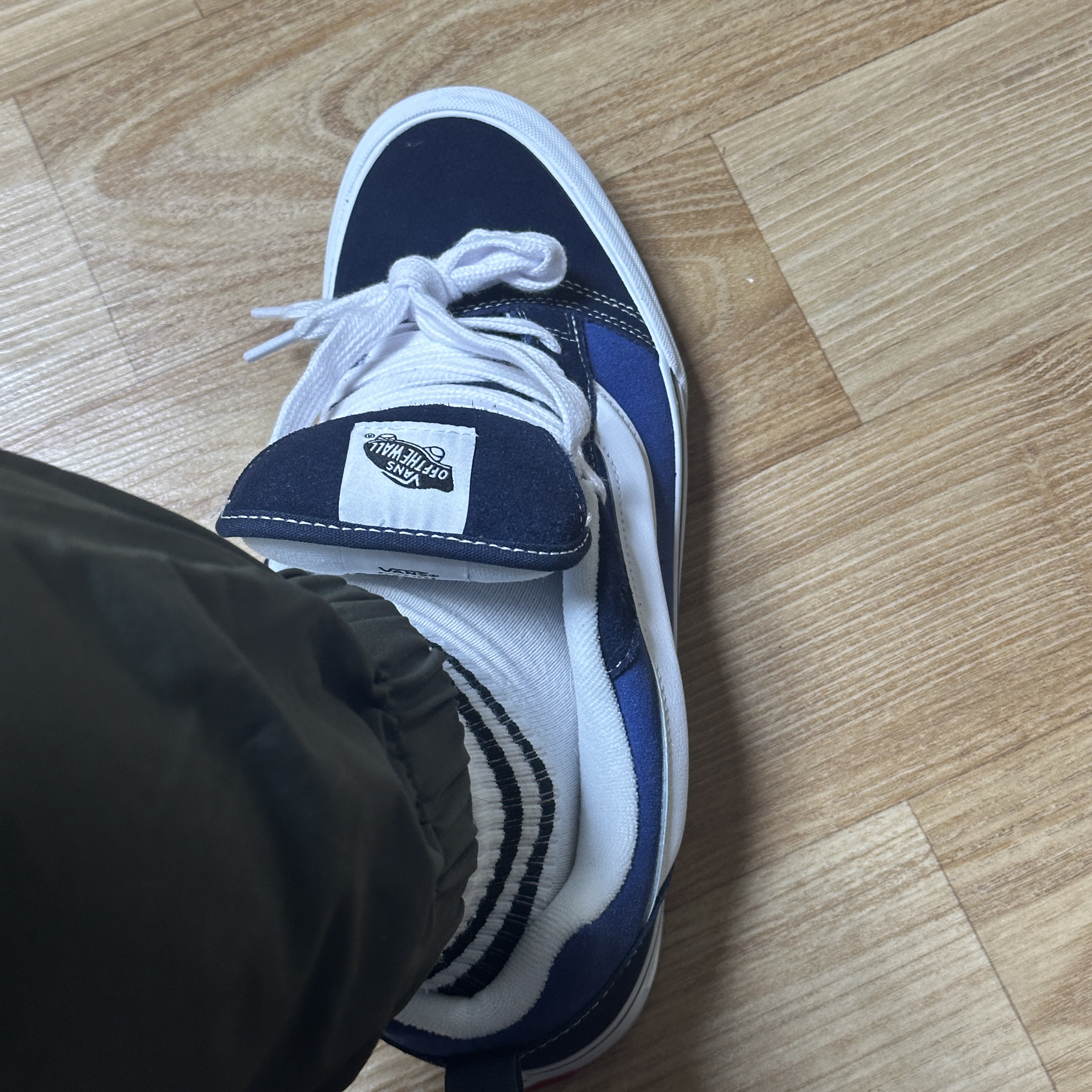 Vans Knu-Skool Navy True White 착용 스타일