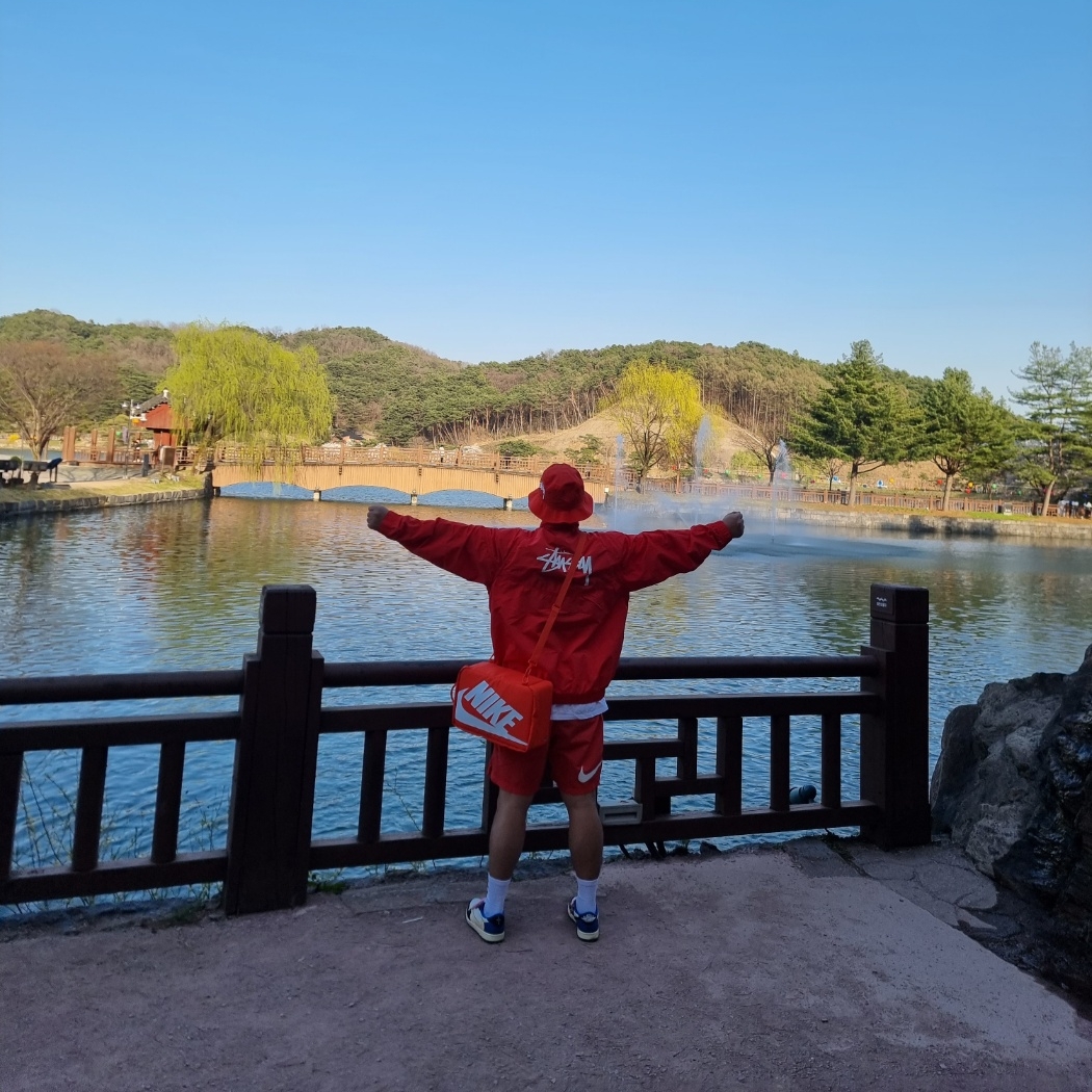 Nike x Stussy Bucket Hat Habanero Red, Nike x Stussy Windrunner Jacket Habanero Red 착용 스타일 - 3