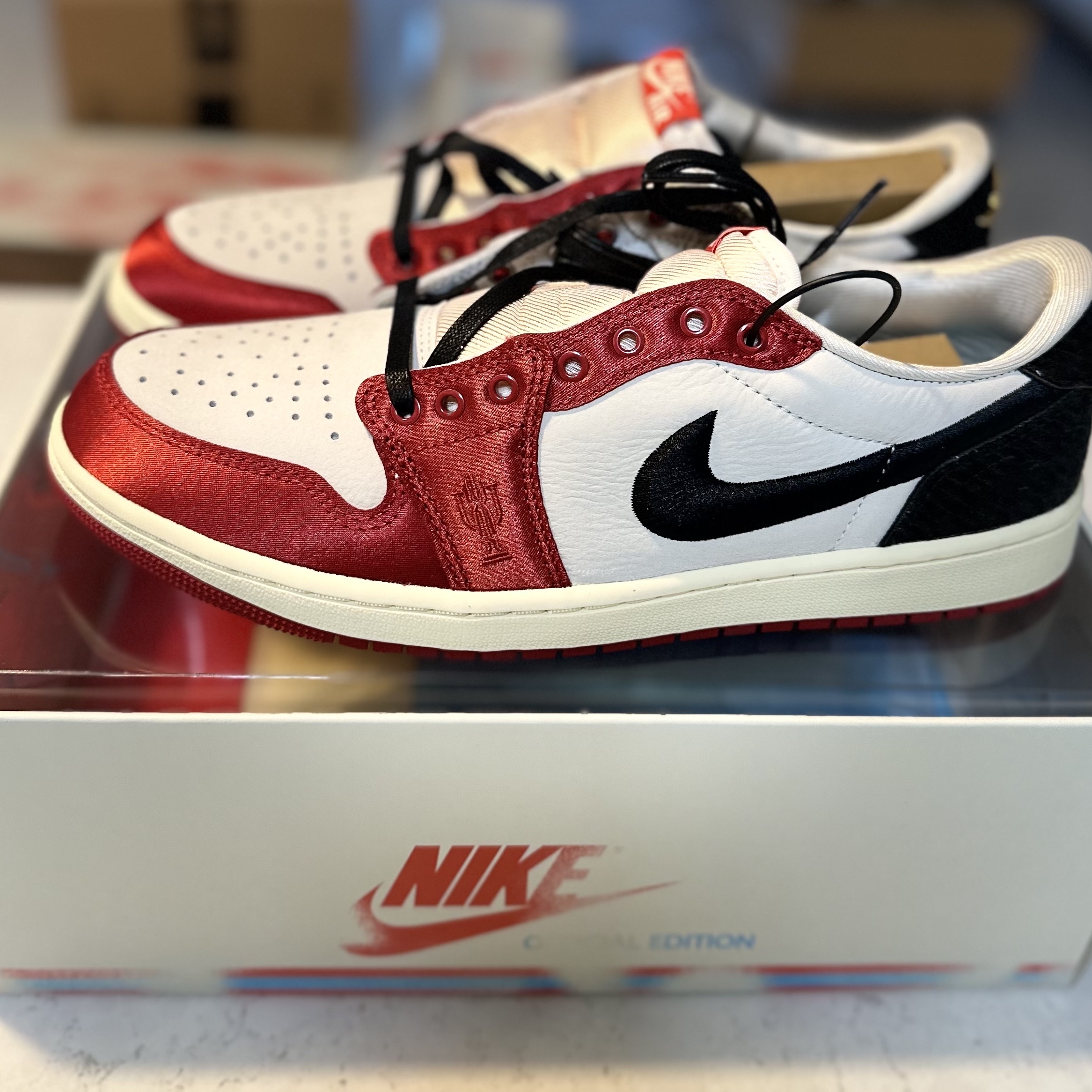 Jordan 1 x Trophy Room Retro Low OG SP Sail Varsity Red 착용 스타일 - 7