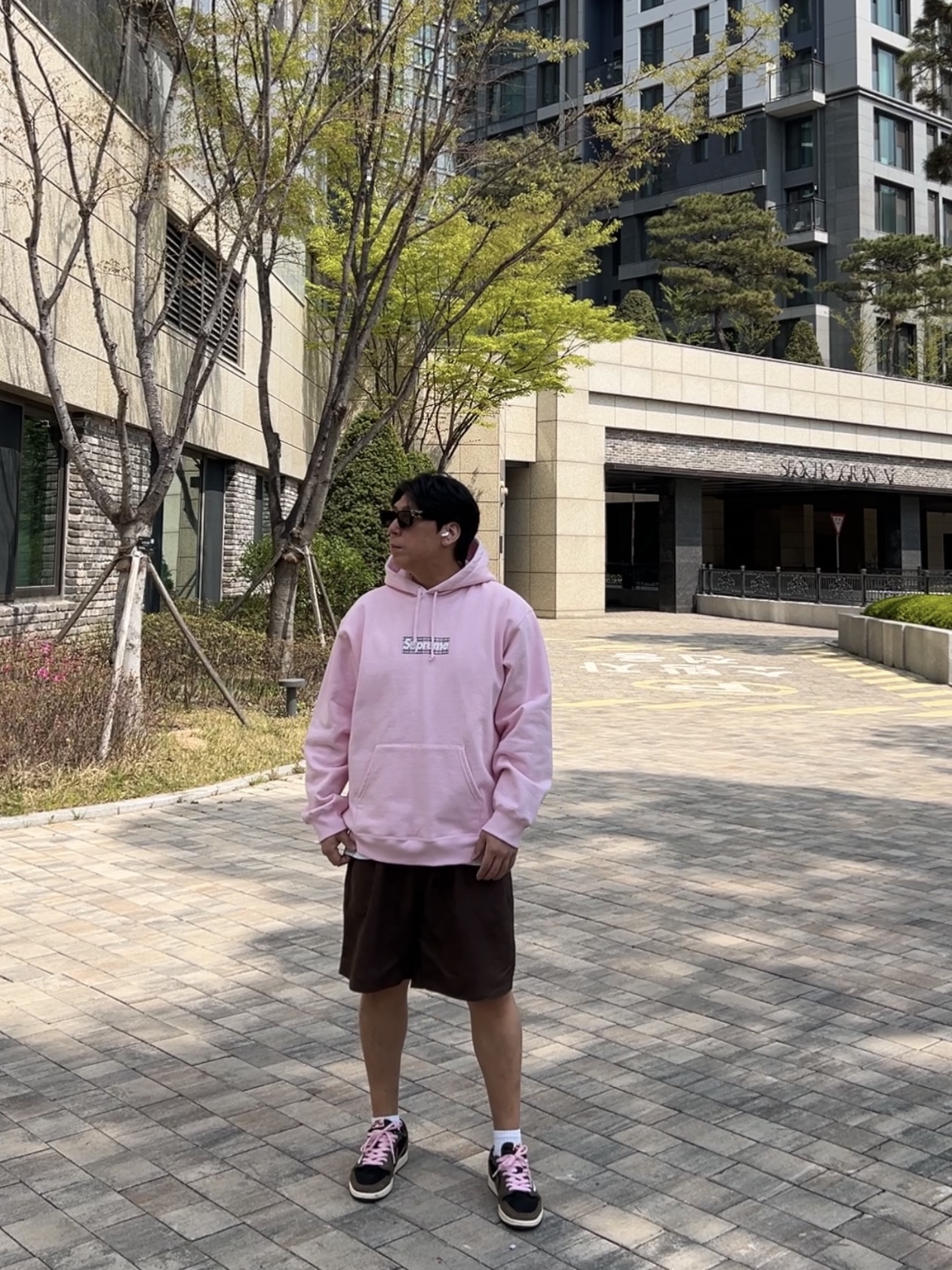 Supreme x Burberry Box Logo Hooded Sweatshirt Light Pink - 22SS, Jordan 1 x Travis Scott Retro Low OG SP Mocha 착용 스타일 - 1