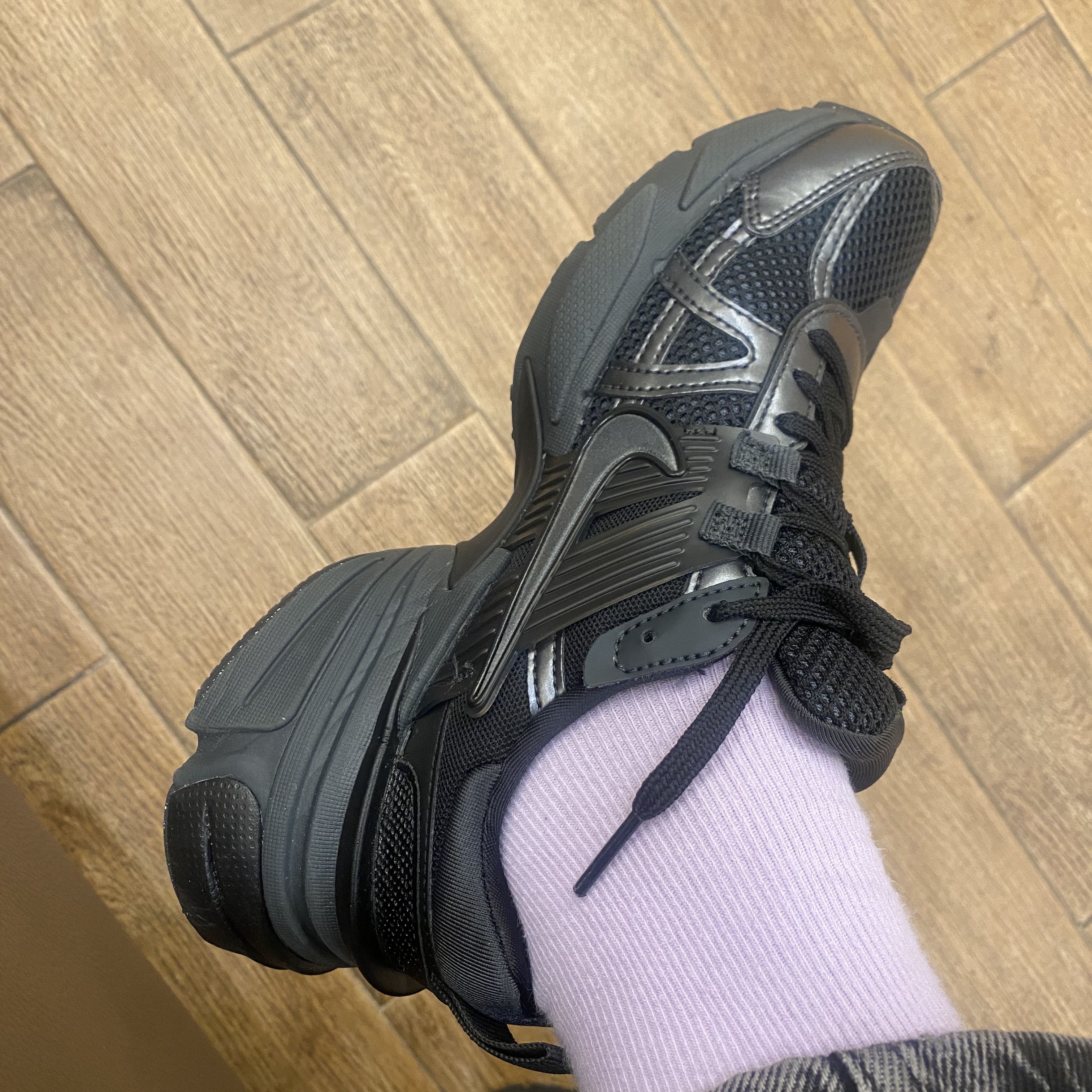 Nike V2K Run Black Anthracite 착용 스타일